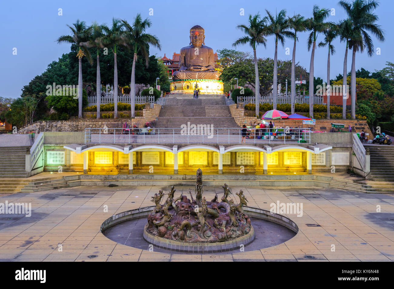 Vista notturna della grande statua buddista in changhua Foto Stock