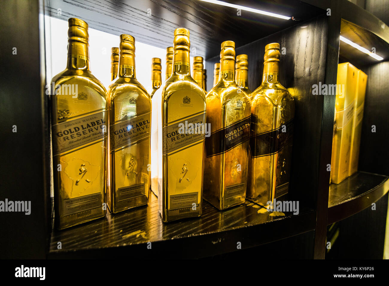 SAN ANDRES ISLAND, Colombia _ circa nel marzo 2017. Johnnie Walker etichetta oro e Display bottiglia a San Andres Airport Foto Stock