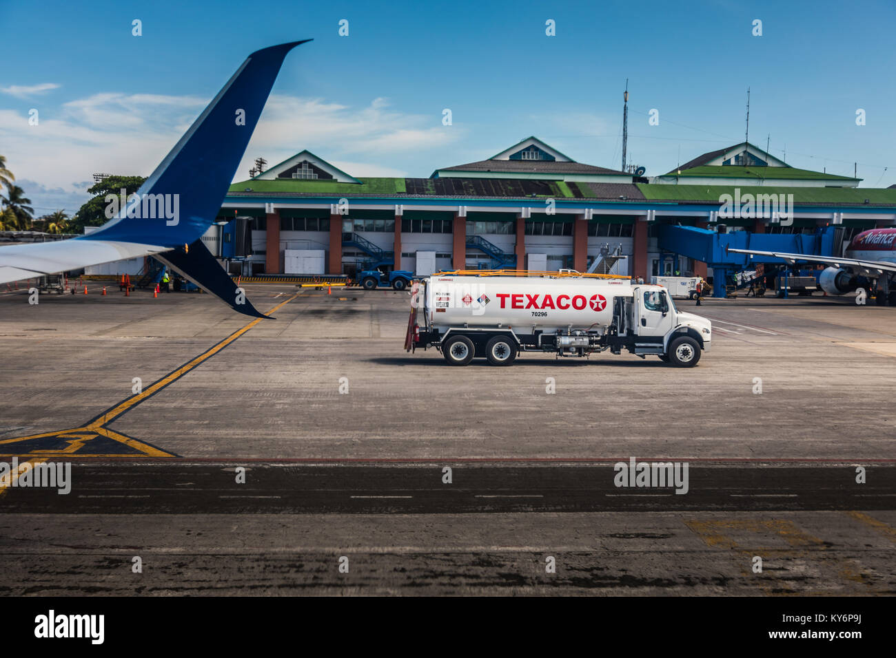 SAN ANDRES ISLAND, Colombia   circa nel marzo 2017. Texaco autocisterna di carburante sull'aeroporto Via di San Andres, Colombia Foto Stock