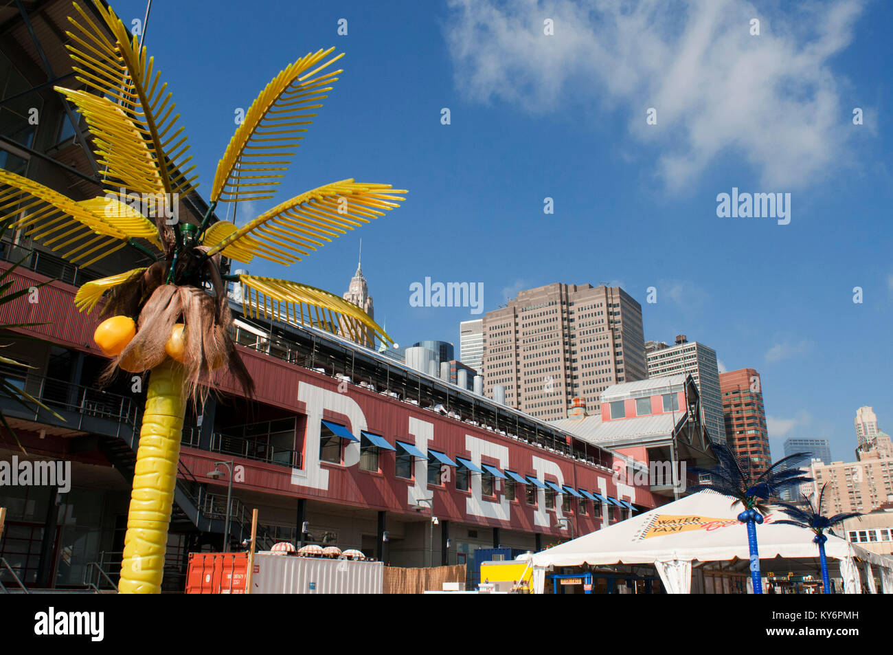 L'acqua taxi spiaggia convezionata presso il South Street Seaport di New York. Water Taxi Beach. Dietro il Molo 17. La parte inferiore di Manhattan, New York City, Regno Foto Stock