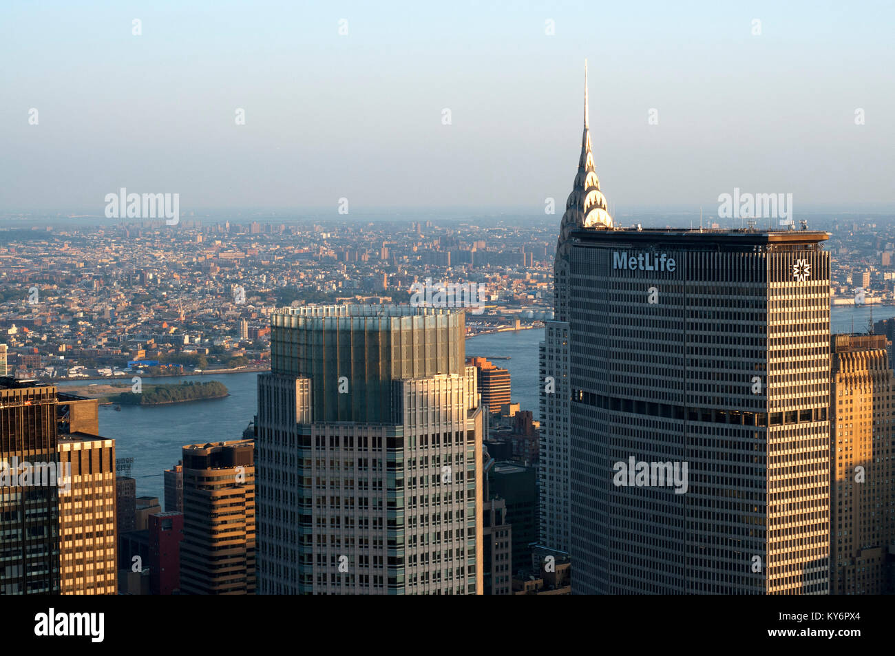 Vedute del centro cittadino inferiore con Metlife building in primo piano e dietro il Chrysler Building. Foto Stock