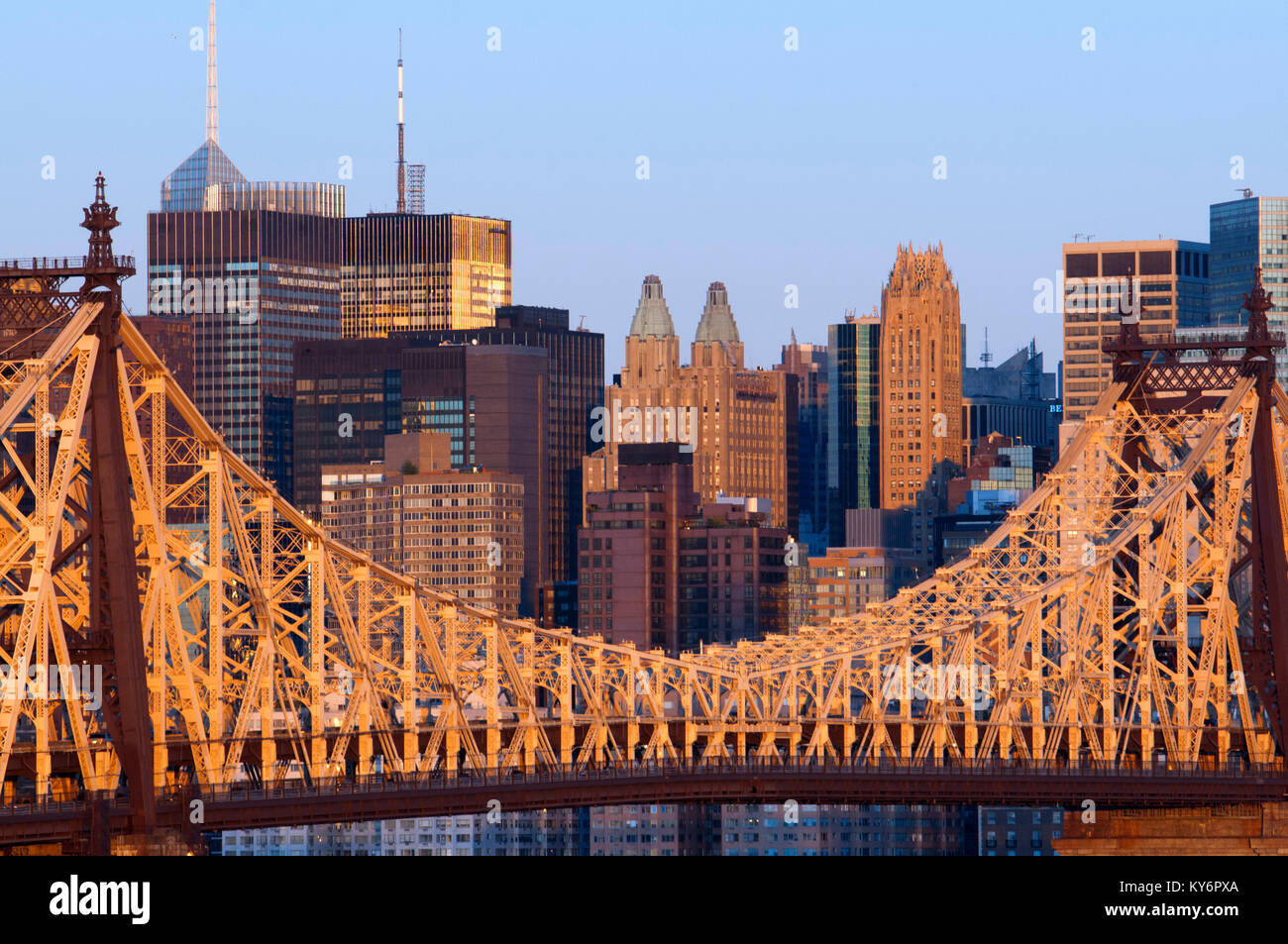 Il Queensboro Bridge, skyline di Manhattan vista dal Queens, a New York STATI UNITI D'AMERICA Foto Stock