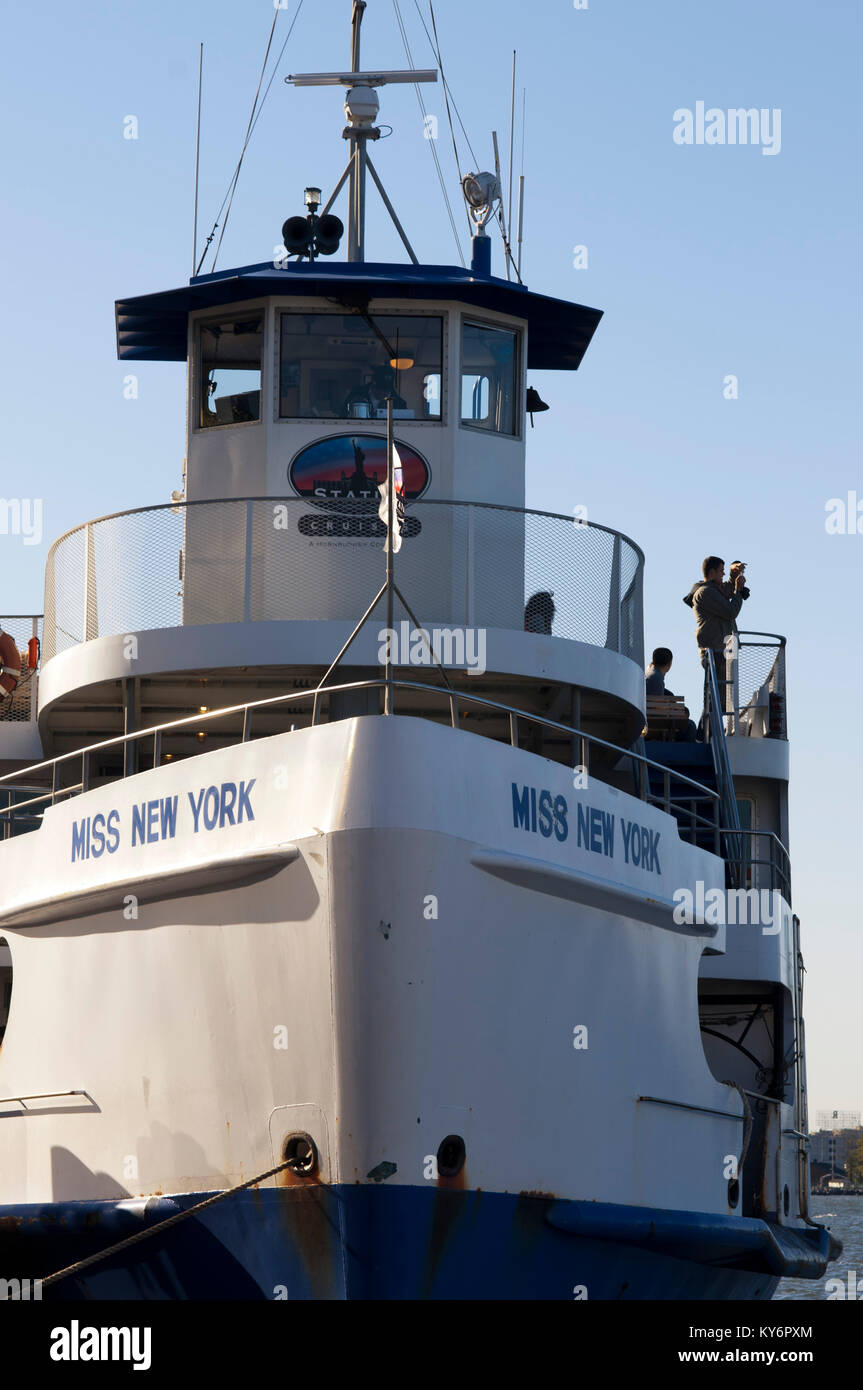 Nave o imbarcazione per la Statua della Libertà monumento nazionale, Liberty Island, New York, nello Stato di New York, Stati Uniti d'America Foto Stock