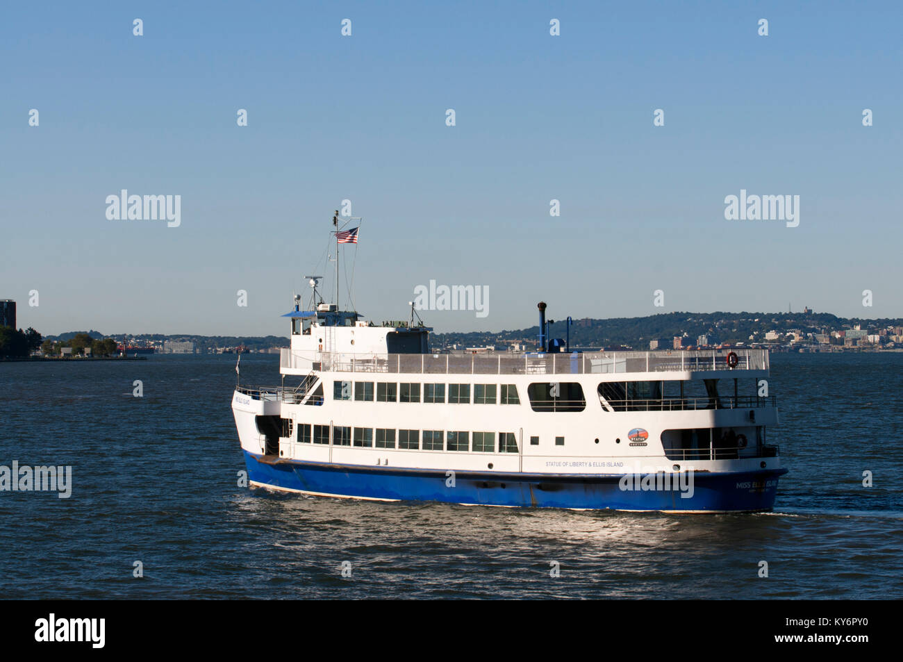 Nave o imbarcazione per la Statua della Libertà monumento nazionale, Liberty Island, New York, nello Stato di New York, Stati Uniti d'America Foto Stock