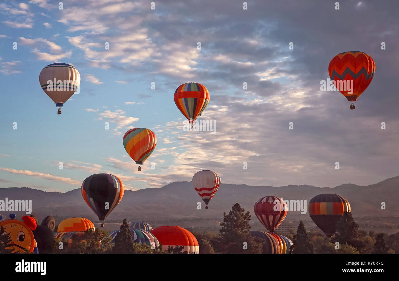 I palloni ad aria calda nel cielo durante il sunrise tonica con un retro  vintage instagram app del filtro o effetto di azione Foto stock - Alamy