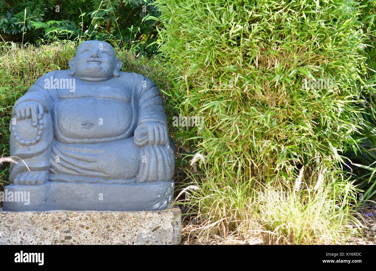 Calcestruzzo grande statua del Buddha dispongono di pezzo in un giardino suburbano, Sunshine Coast, Queensland, Australia Foto Stock