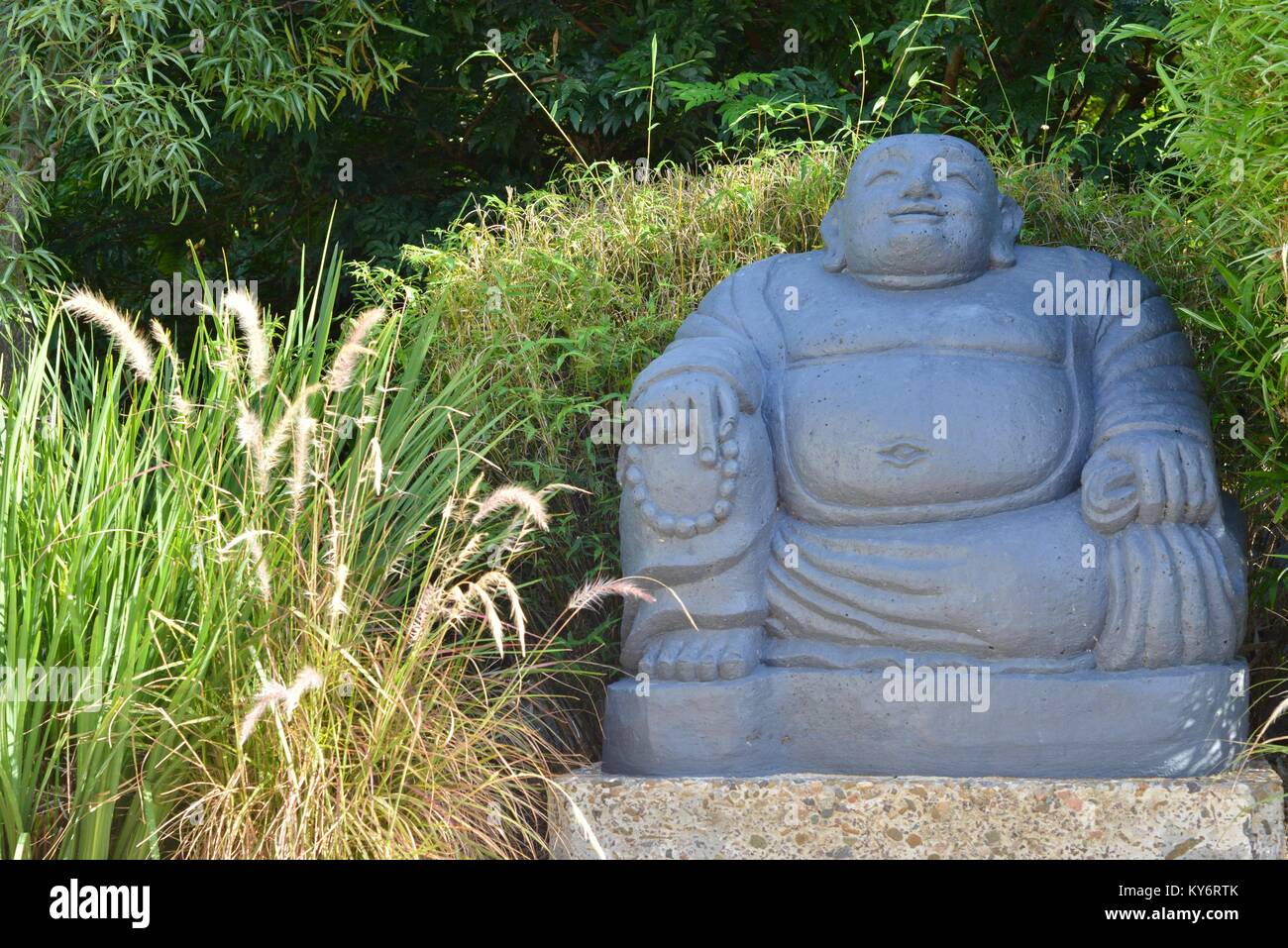 Calcestruzzo grande statua del Buddha dispongono di pezzo in un giardino suburbano, Sunshine Coast, Queensland, Australia Foto Stock