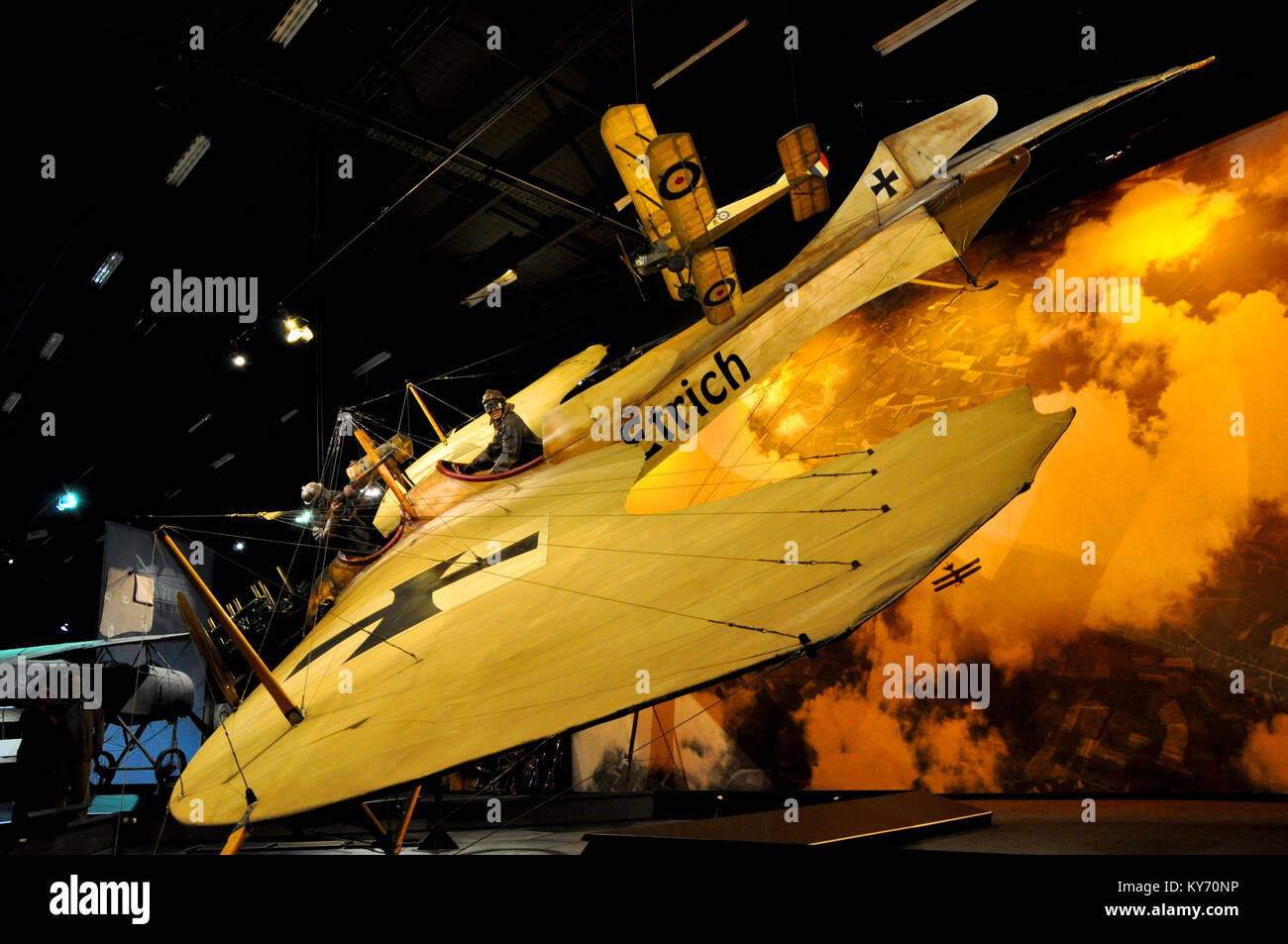 Etrich Taube, monoplano tedesco esposto in un diorama Knights of the Sky nel museo Omaka Aviation Heritage Centre, South Island, nuova Zelanda. Foto Stock