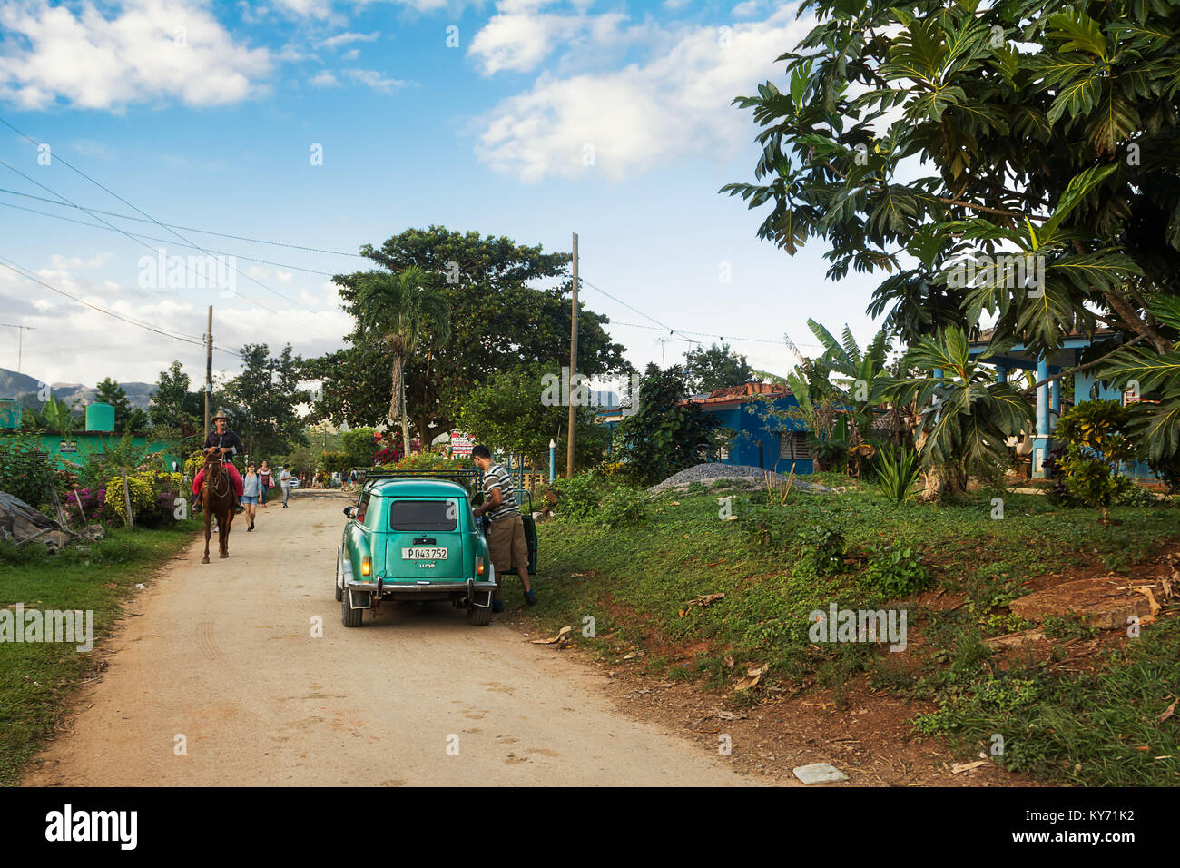 Vinales, Cuba - 5 Dicembre 2017: Vecchia degli anni cinquanta auto parcheggiate nella strada secondaria di Vinales Foto Stock