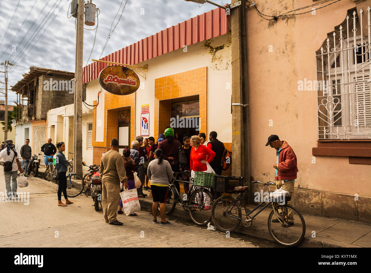 Santa Clara, Cuba - 10 dcember 2017: il popolo cubano in attesa al di fuori dei bar per acquistare un cappuccino Foto Stock