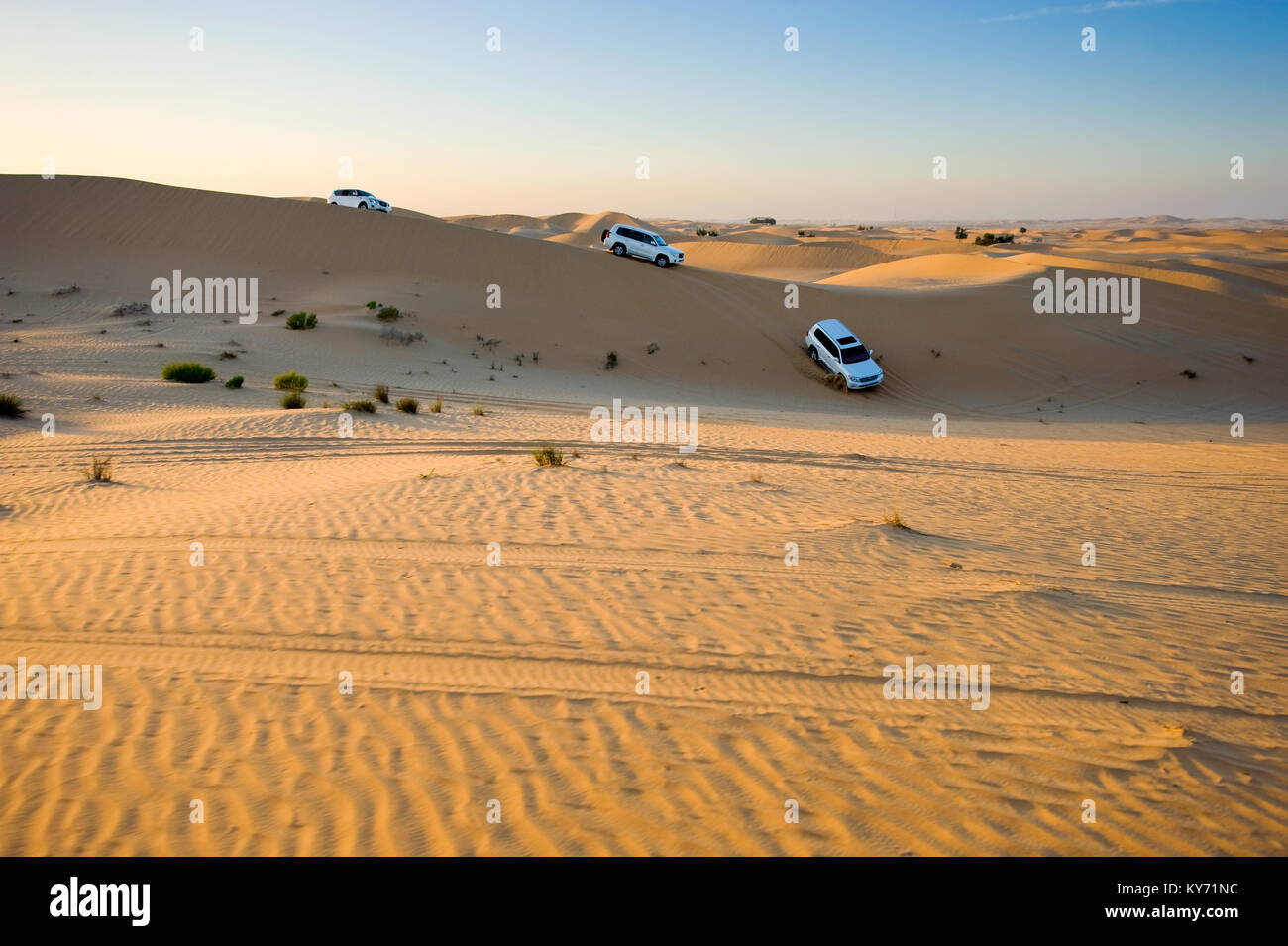 La trazione a quattro ruote motrici attraverso il deserto negli Emirati Arabi Uniti. Foto Stock