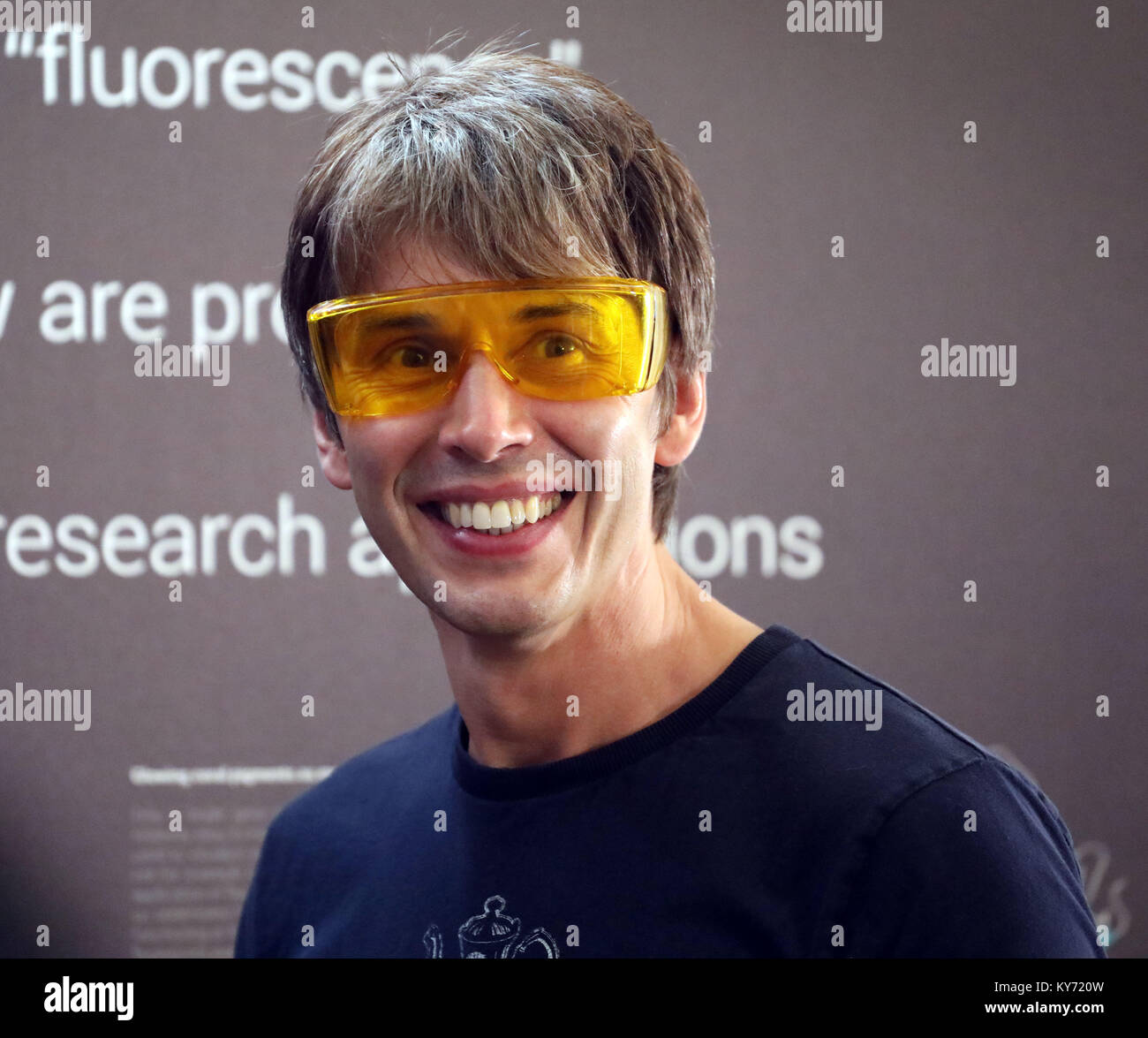 Pic mostra: scienziato guardando il "glow in the dark' coral presso la Royal Society Mostre estive. Scienziato pop star Brian Cox dons funky giallo s Foto Stock