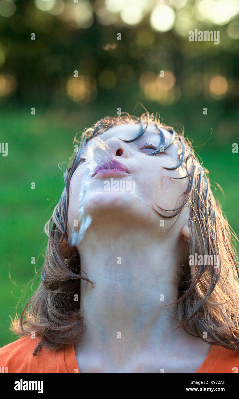 Wet Boy ingannare circa di schizzamento d'acqua. Foto Stock