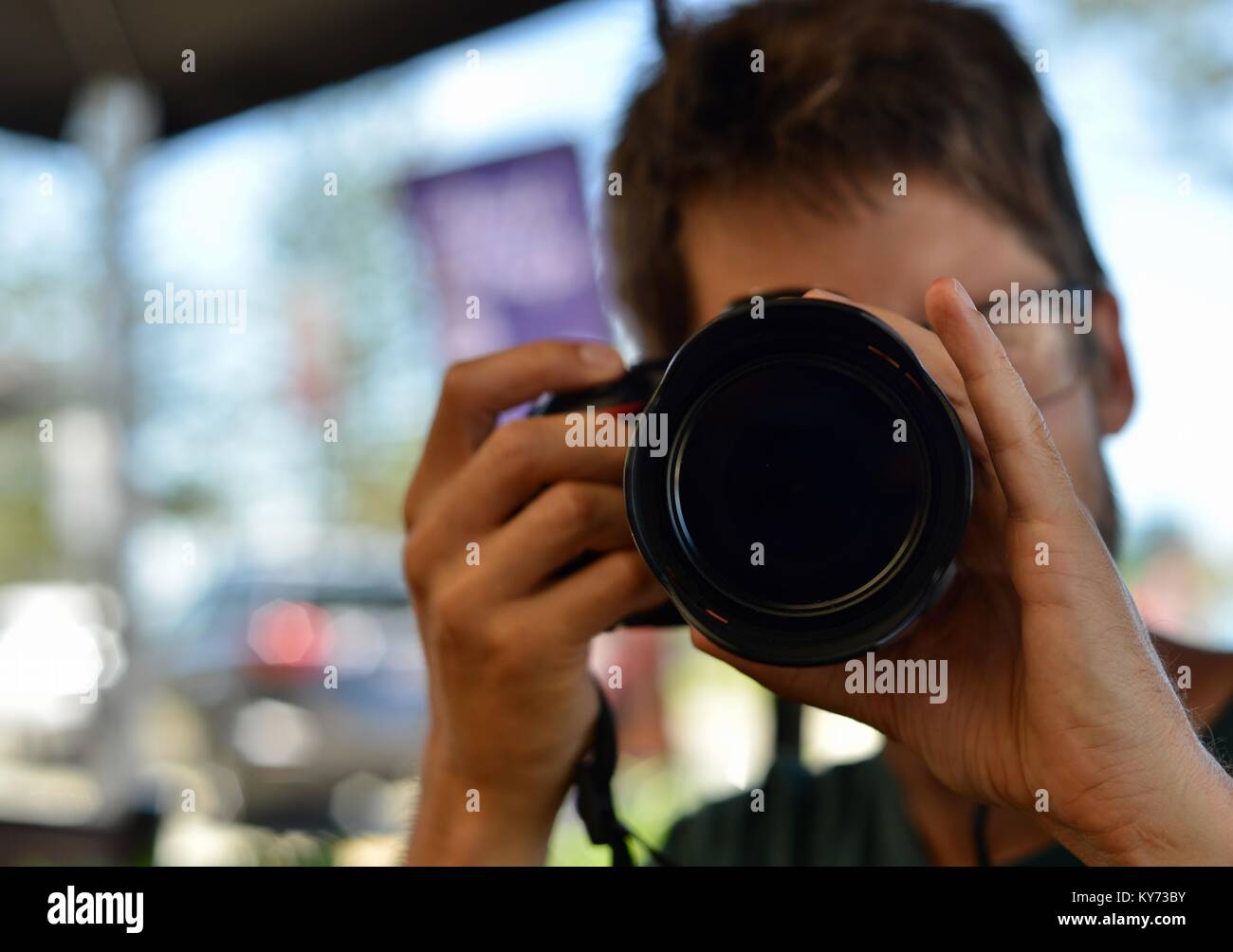 Telecamera l uomo si prende una foto in un cafe scene, mooloolaba, Sunshine Coast, Queensland, Australia Foto Stock