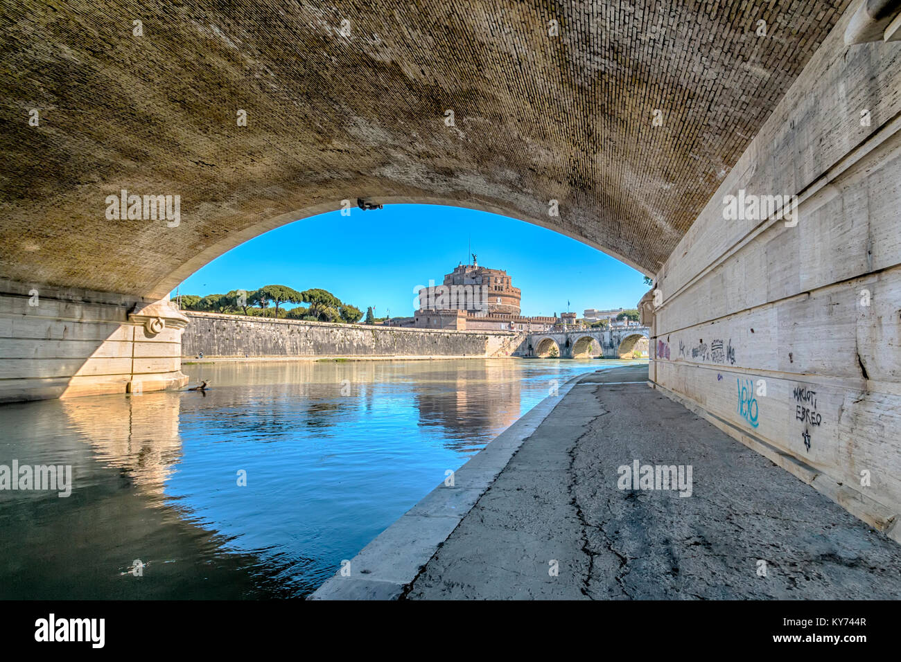 Vista di Castel Sant'Angelo dalle rive del Tiberin roma, Italia Foto Stock