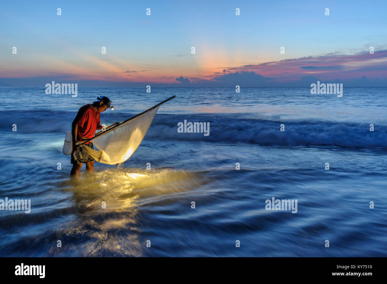 Il metodo tradizionale per la cattura di pesci triangolo con rete da pesca Foto Stock