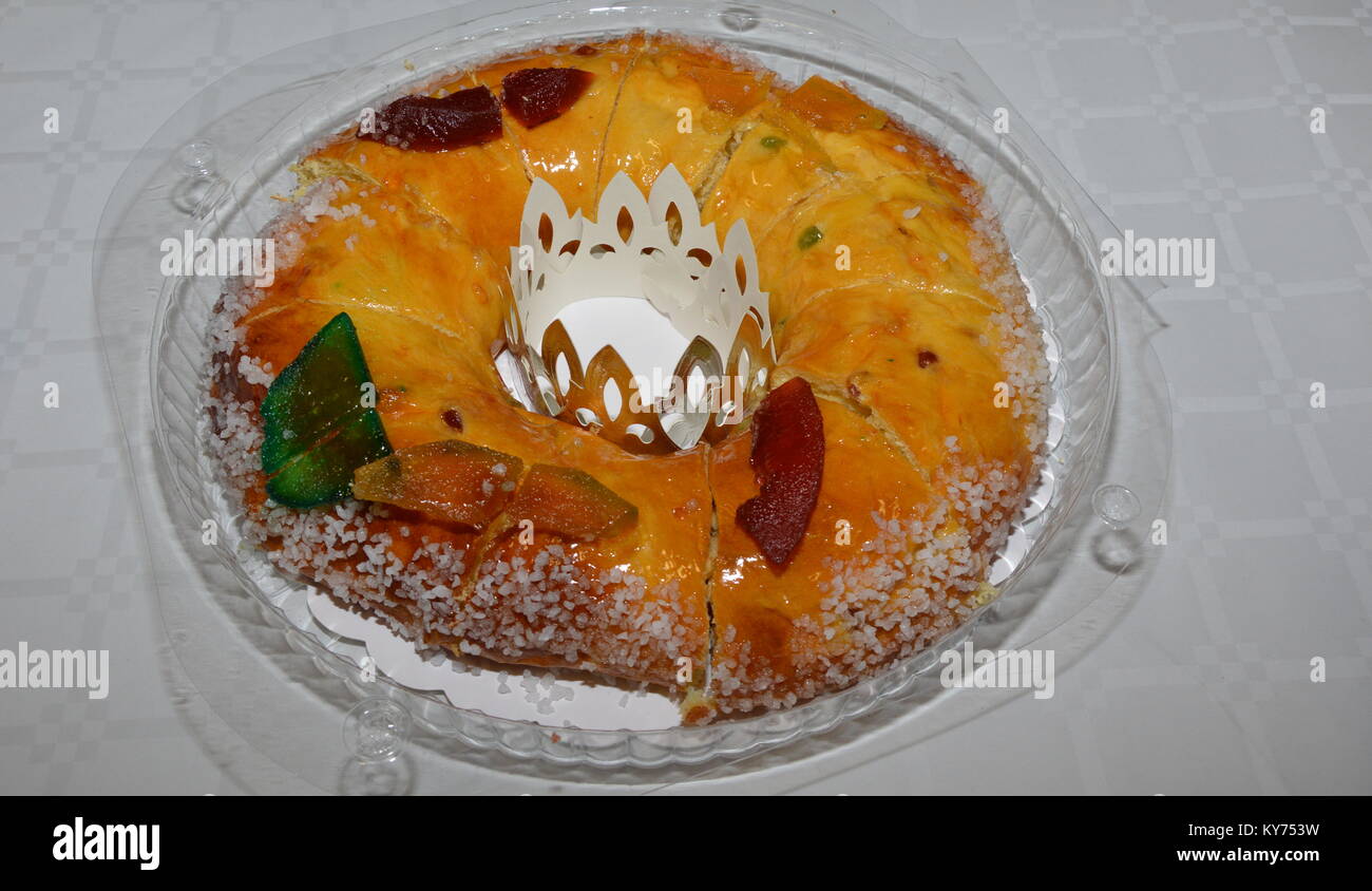 Una torta di re sul tavolo Foto Stock