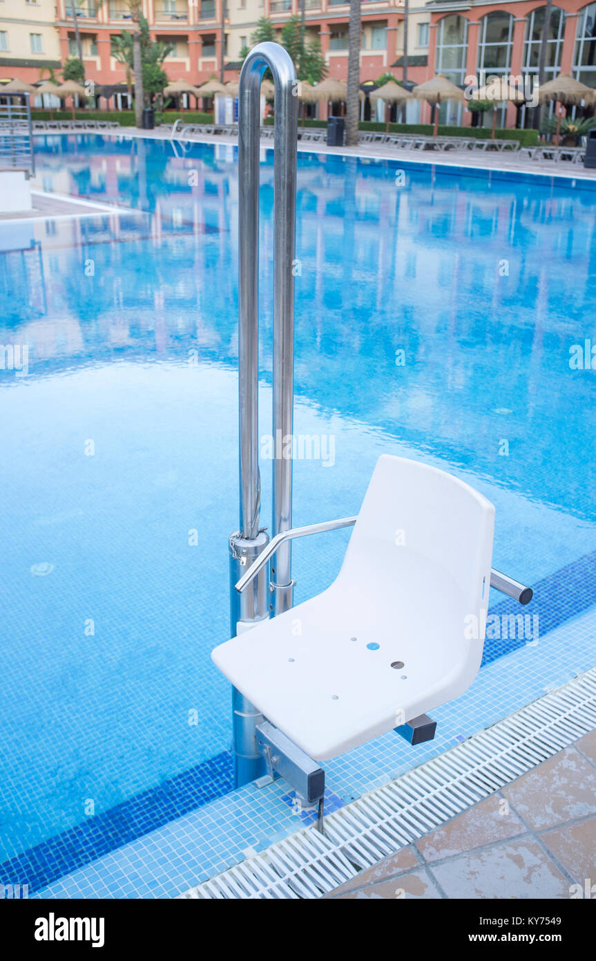 Piscina Ascensore per disabili accesso alla piscina. Vacanze sfondo resort Foto Stock