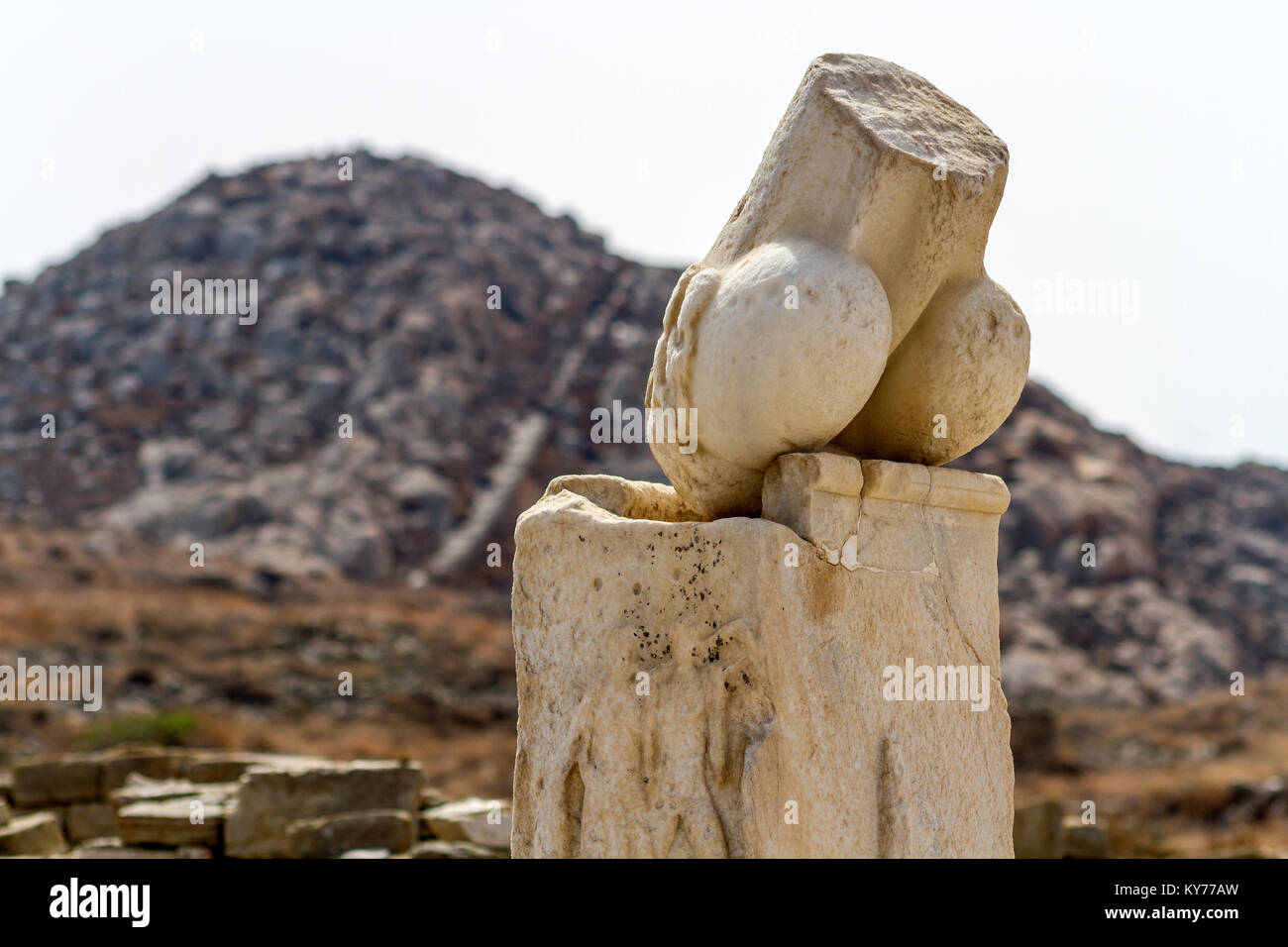 Resti di un fallo statua sulla Cycladean isola di Delos, prefettura di Mykonos, Grecia, estate 2017. Foto Stock