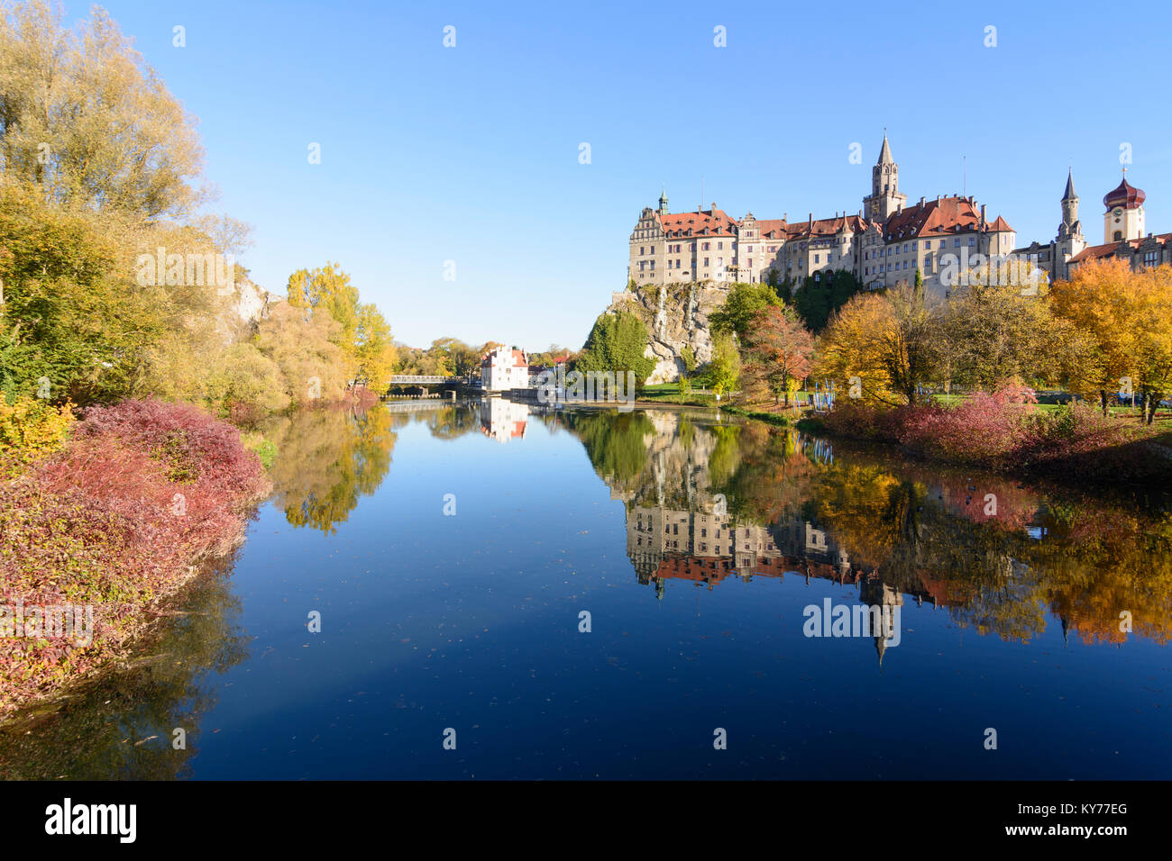 Per Sigmaringen: castello Schloss Sigmaringen, fiume Donau (Danubio), Schwäbische Alb, Svevo, Baden-Württemberg, Germania Foto Stock