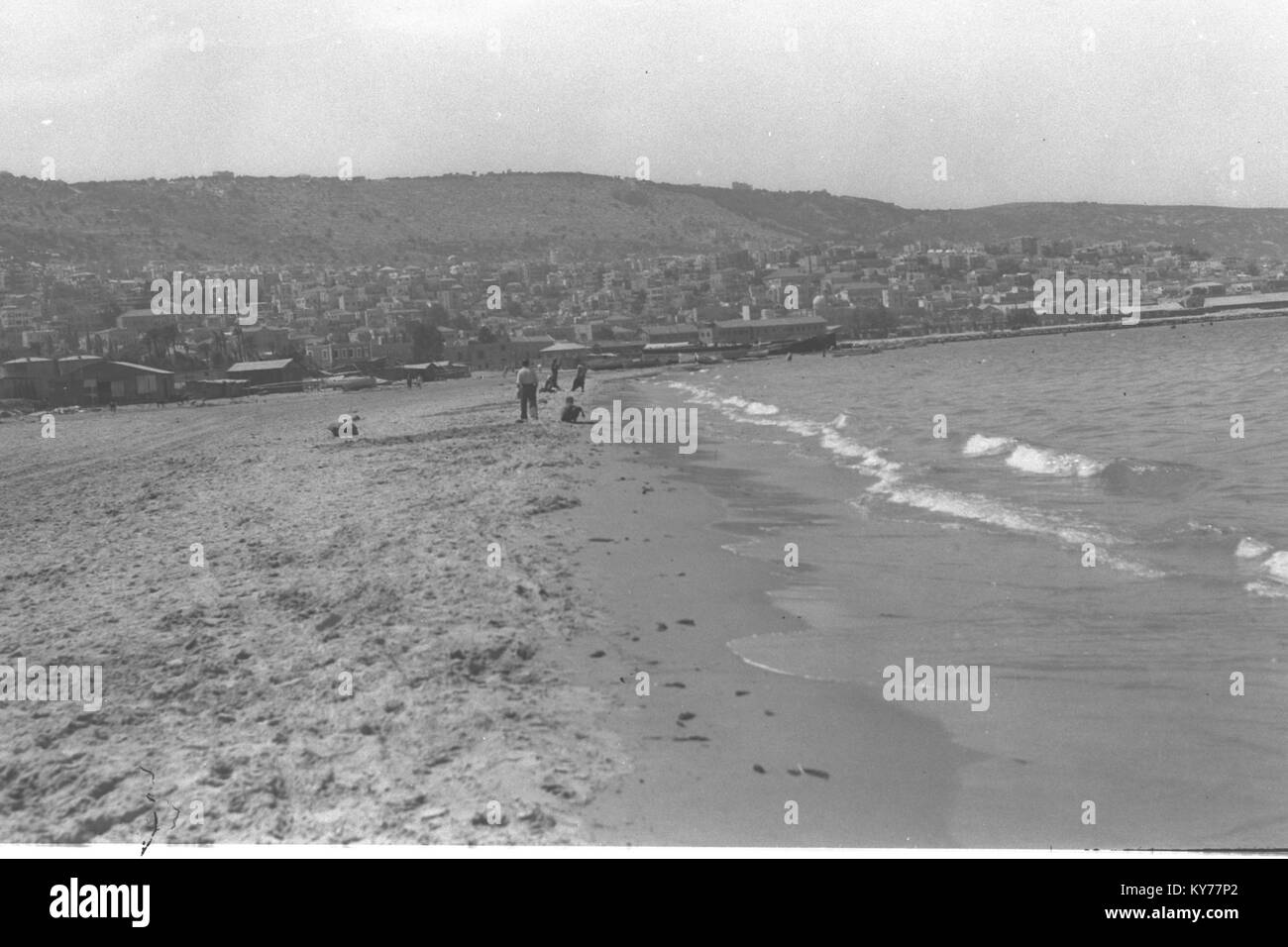 Una vista panoramica di Haifa, Israele, da Shemen Beach, che mostra paesaggi costieri, sviluppo urbano, e la costa mediterranea. Foto Stock
