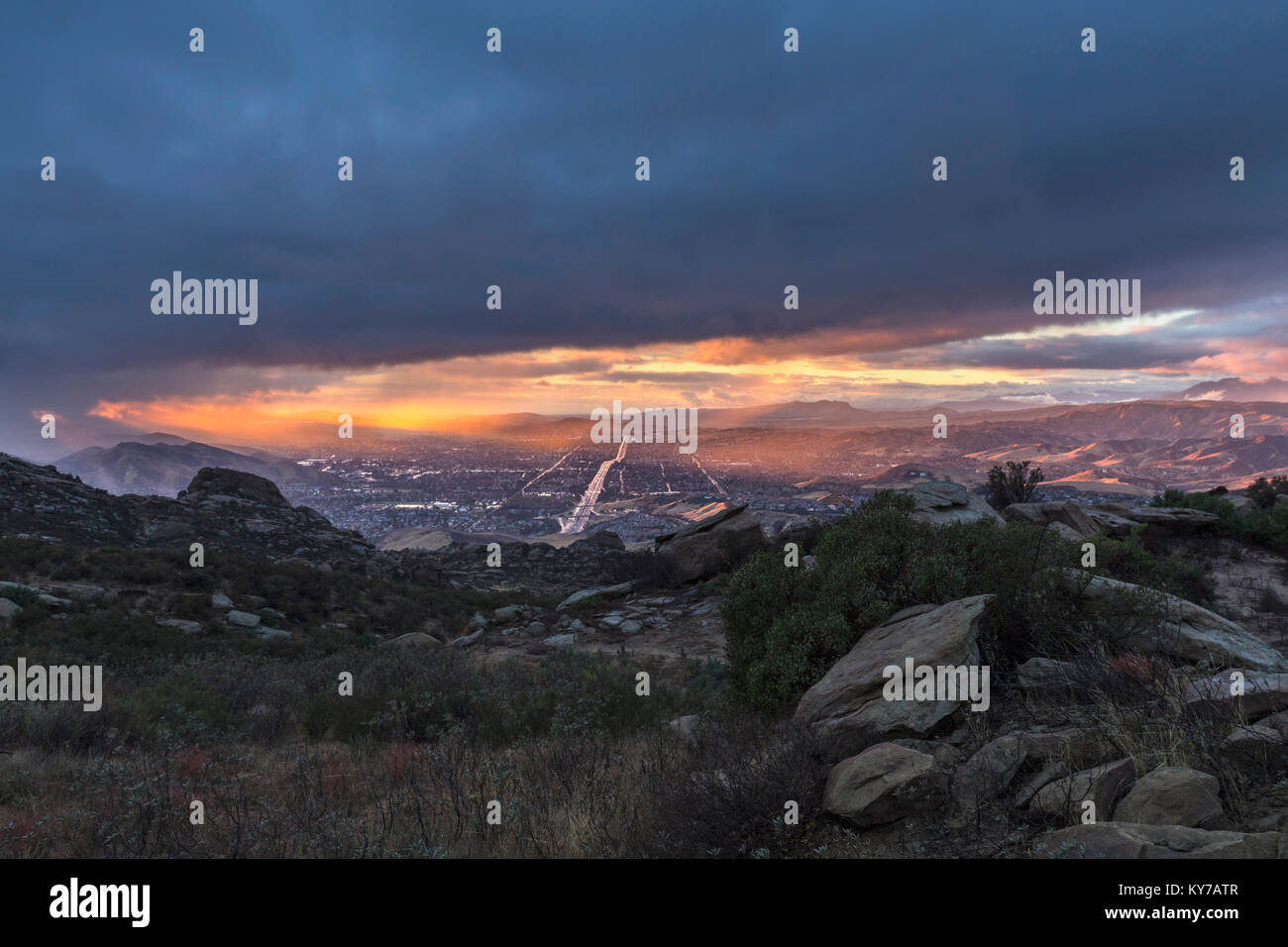 Tempesta di neve a ripulire la al di sopra di Simi Valley vicino a Los Angeles, California. Vista dal picco roccioso nel parco la Santa Susana montagne. Foto Stock