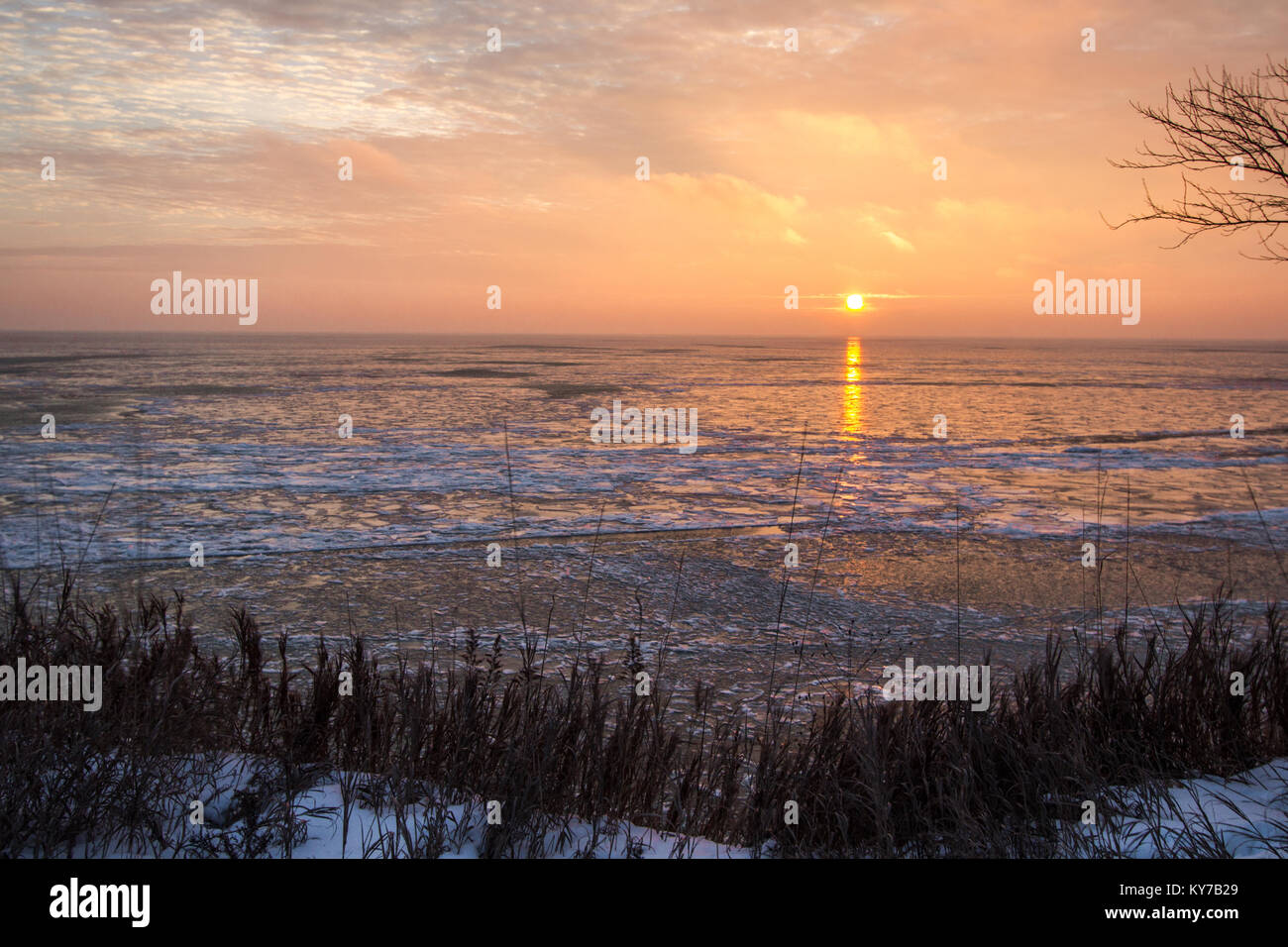 Inverno congelati Sunrise paesaggio. Scenic sunrise riflessione sulle gelide Grandi Laghi orizzonte sulla costa del Lago Huron da un si affacciano in porto Sanila Foto Stock