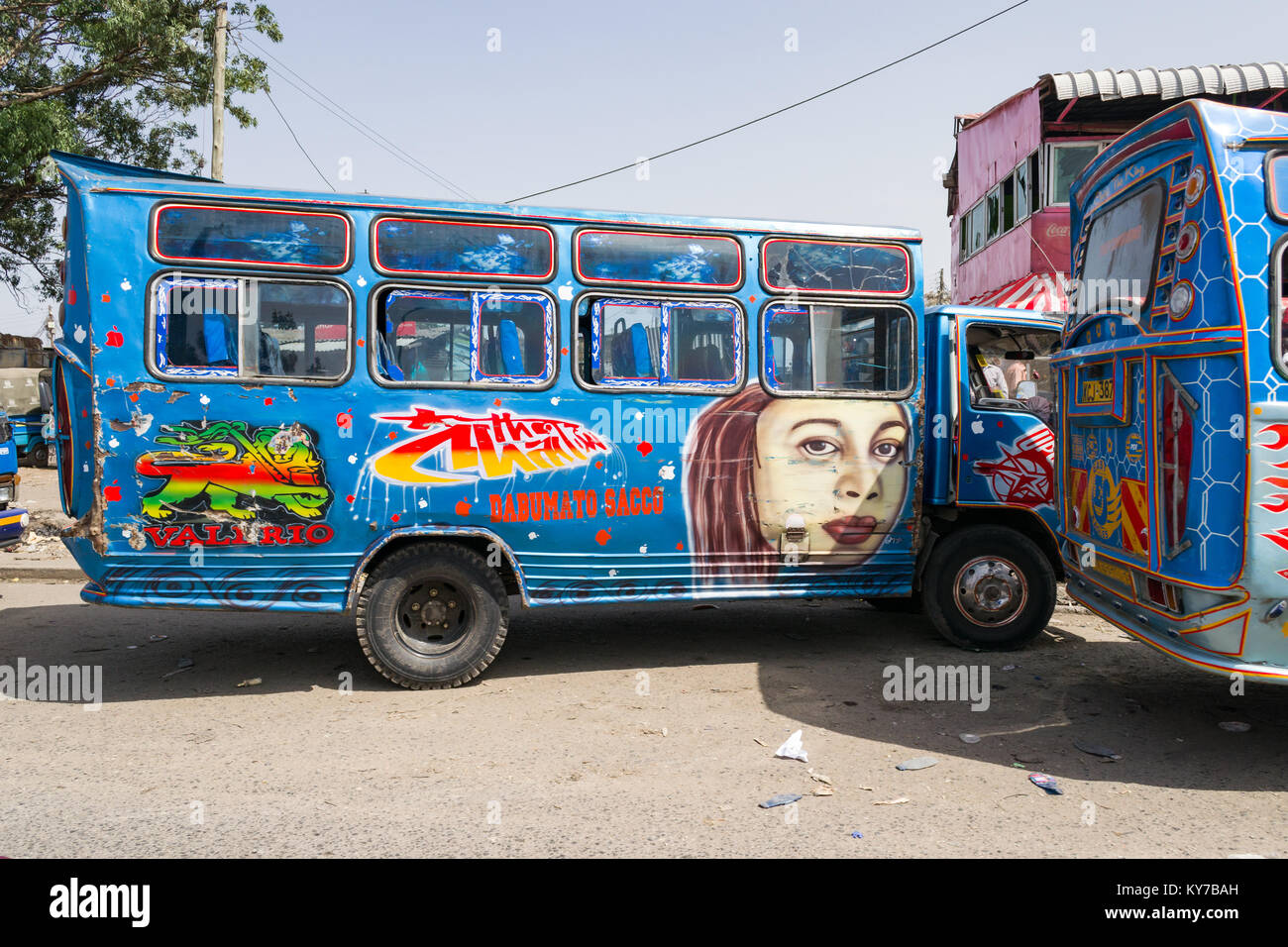 Un vivacemente colorato autobus si siede sul ciglio della strada, Nairobi, Kenya, Africa orientale Foto Stock