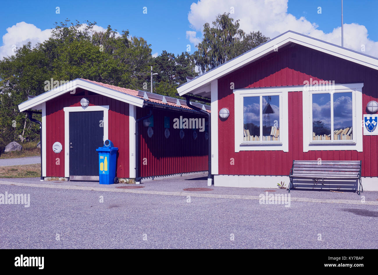 Lungomare di cabine di legno rifiuti fornendo servizi di riciclaggio e prenota prestiti per visitare barche, Ljustero, contea di Stoccolma, Svezia, in Scandinavia. Foto Stock