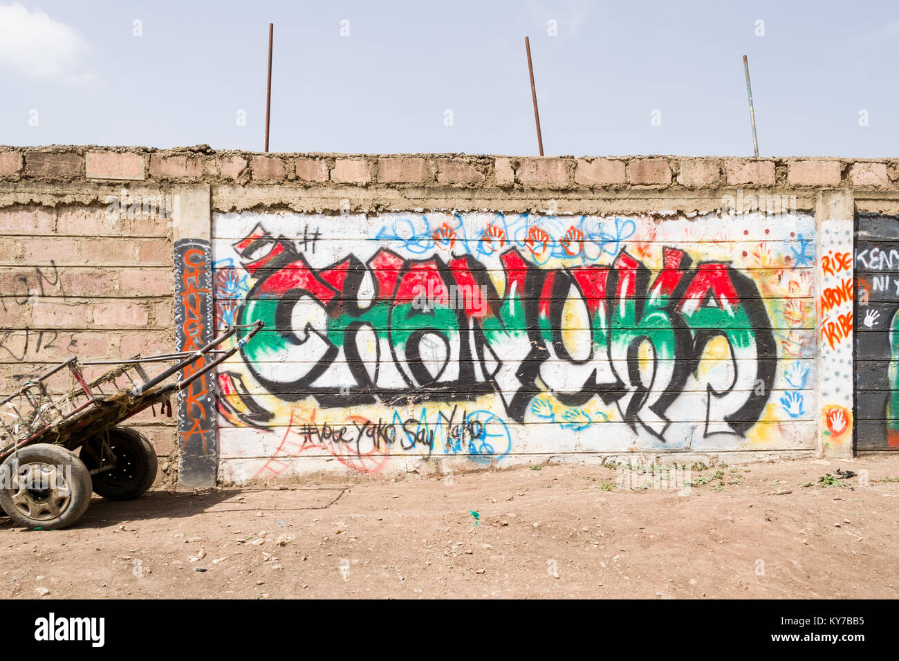 Una parete decorata con Chanuka scritto in graffiti con un camion appoggiato accanto ad esso, Nairobi, Kenya, Africa orientale Foto Stock