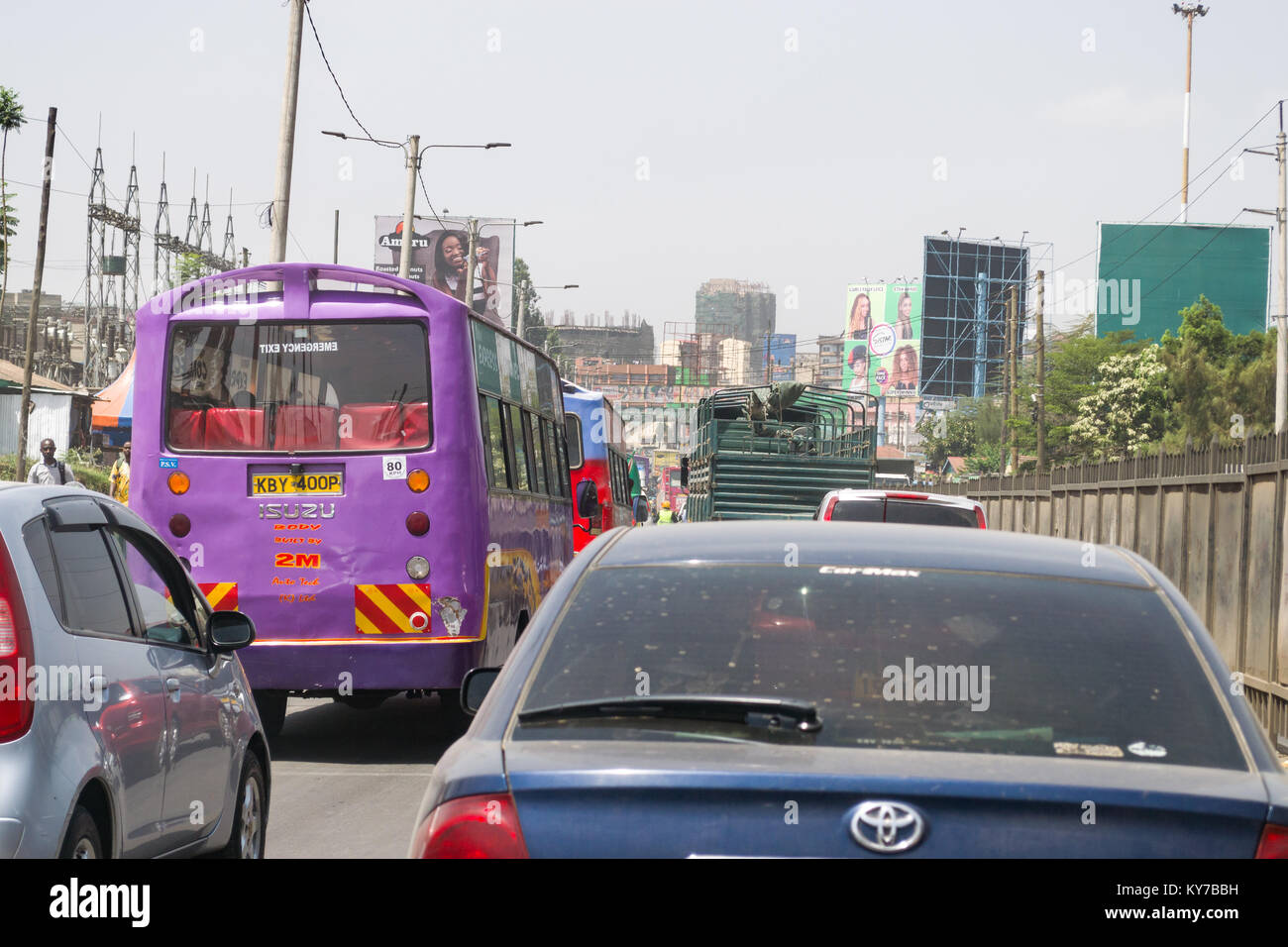 Autobus e altri veicoli sit in pesante traffico su strada Landhies voce nella città di Nairobi, Kenya, Africa orientale Foto Stock