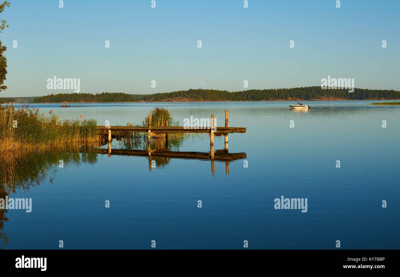 Lungolago in legno jetty di mattina d'estate, Ljustero, contea di Stoccolma, Svezia, in Scandinavia. Foto Stock