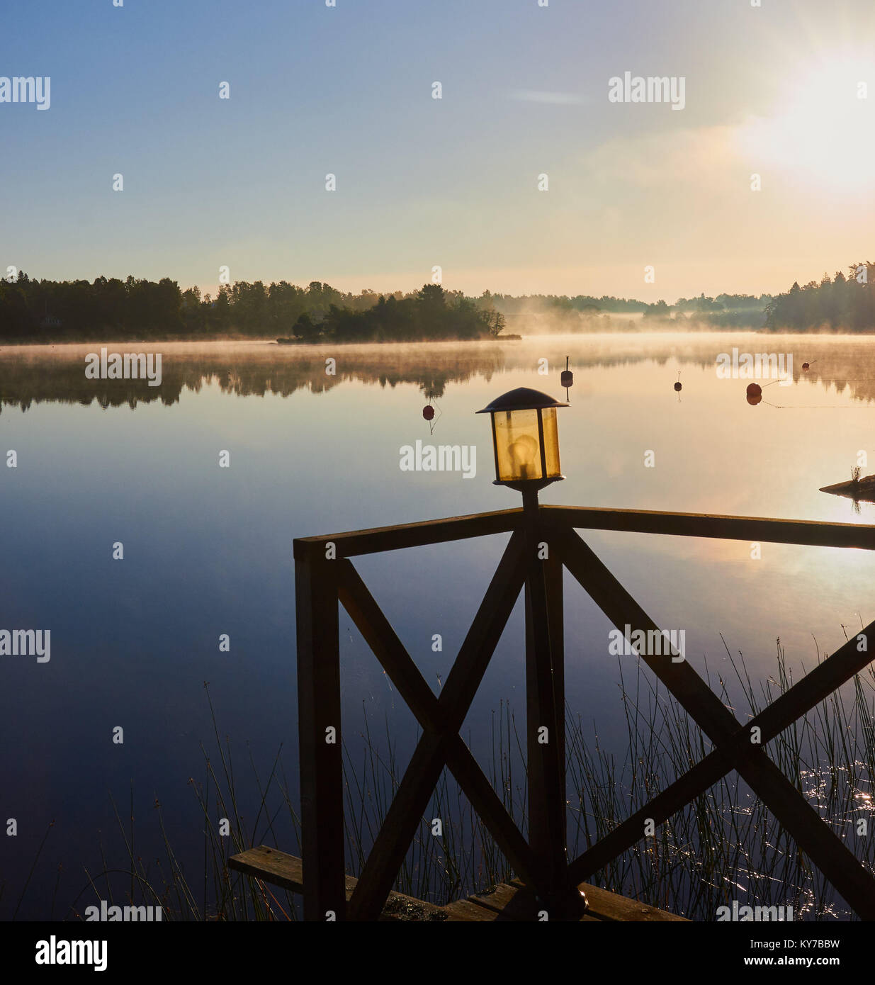 Vista sul lago all'alba, Ljustero, contea di Stoccolma, Svezia, in Scandinavia. Ljustero è un isola nella parte settentrionale dell'arcipelago di Stoccolma, 65 Foto Stock