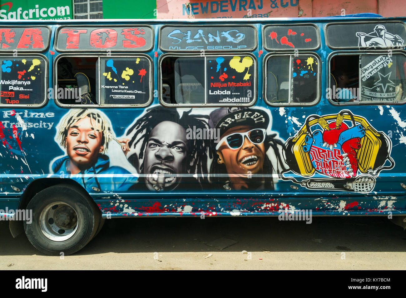 Un decorate luminosamente bus con artwork attende dal lato della strada con i passeggeri a bordo, Nairobi, Kenya, Africa orientale Foto Stock