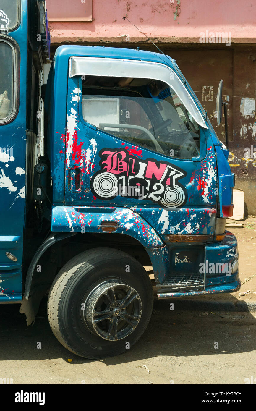 Un decorata luminosamente cabina bus con artwork attende dal lato della strada, Nairobi, Kenya, Africa orientale Foto Stock