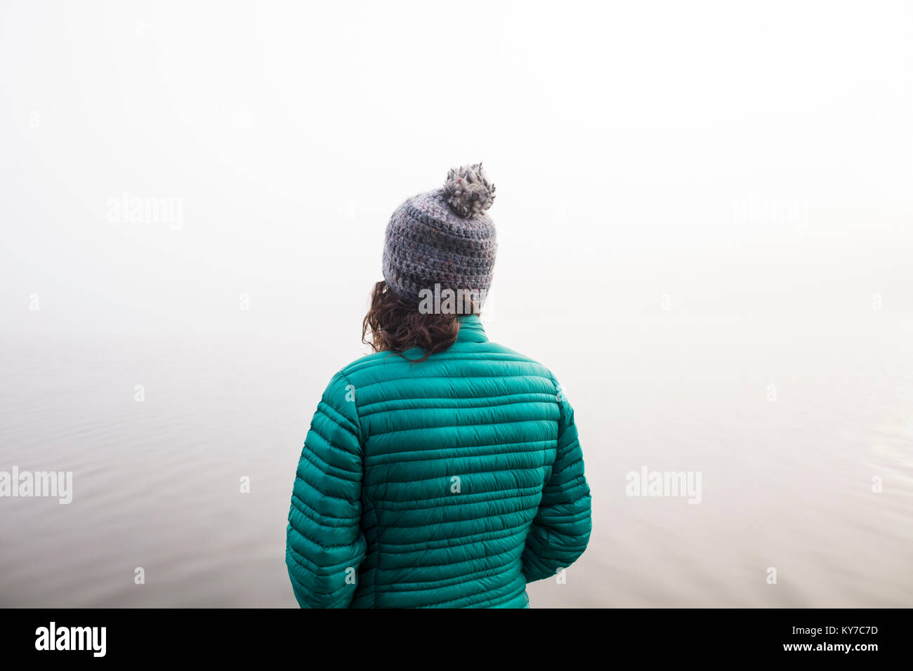 MAYNOOTH, Ontario, Canada - 18 Ottobre 2017: Una signora guarda a un lago di nebbia in autunno. Foto Stock
