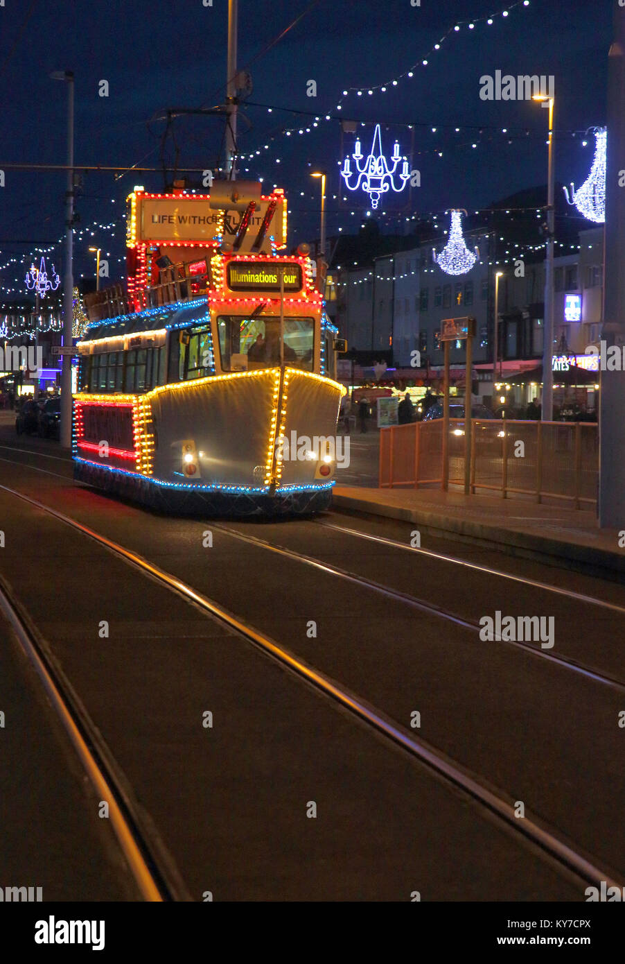 Il tram durante luminarie di Blackpool Foto Stock