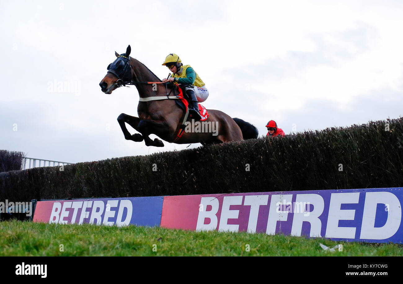 Milansbar cavalcato da Bryony Frost cancellare un inizio di recinzione sul modo di vincere la Betfred Classic Handicap Steeple Chase gara corsa durante il Betfred Classic Chase giorno a Warwick racecourse, Warwick. Foto Stock