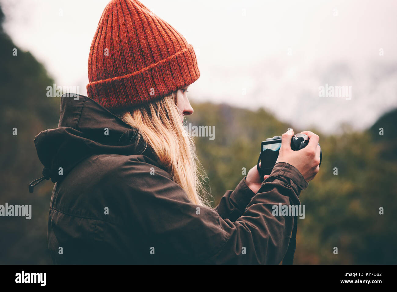 Donna fotografo con foto di ripresa della telecamera Montagne Paesaggio stile di vita viaggio avventura concetto vacanze outdoor Foto Stock