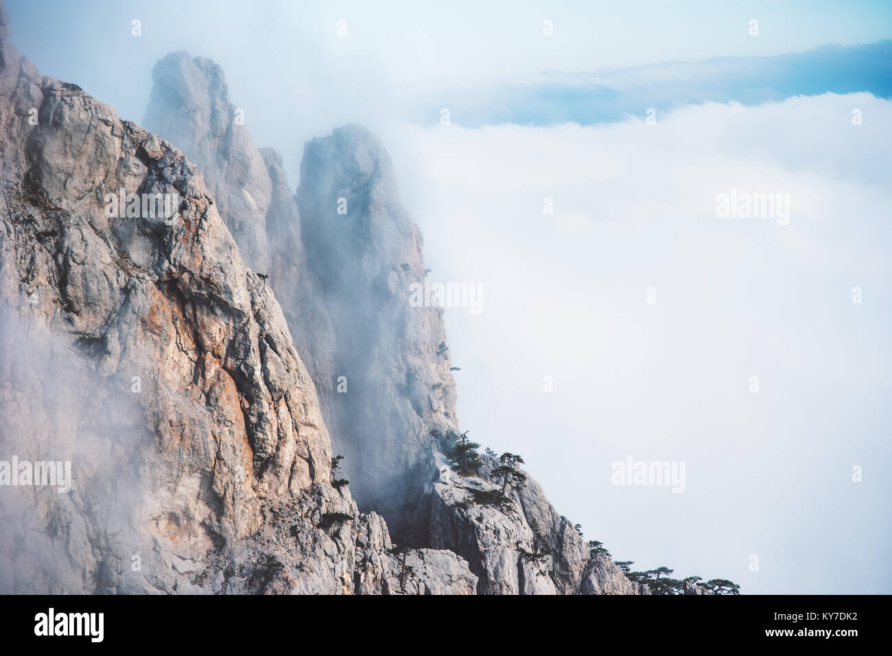 Foggy montagne rocciose paesaggio sereno di viaggio panoramico vista aerea Foto Stock