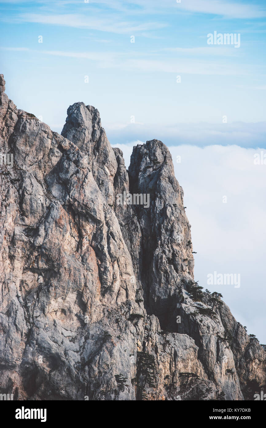 Montagne Rocciose paesaggio Viaggi di picco serena scenic vista aerea cielo blu Foto Stock