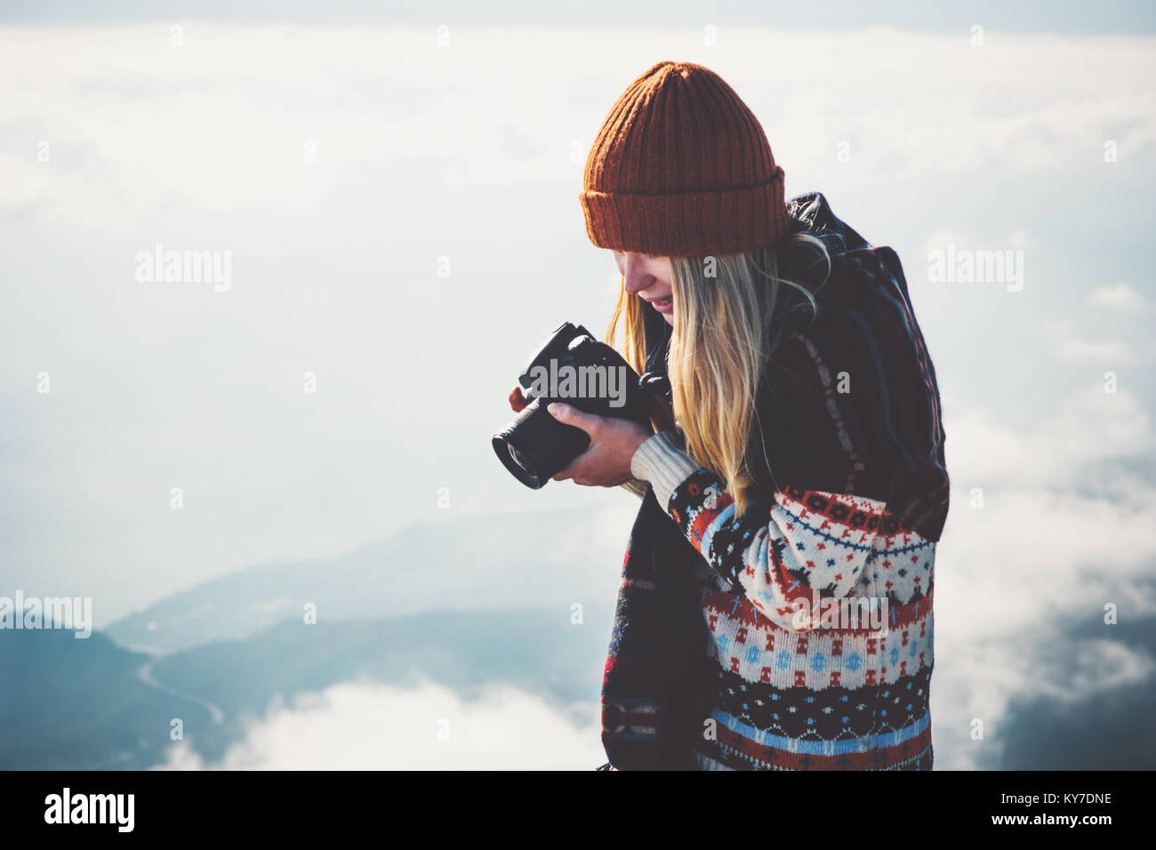 Donna fotografo con fotocamera foto nebbiose Montagne Paesaggio nuvole sullo sfondo stile di vita viaggio avventura concetto vacanze outdoor Foto Stock