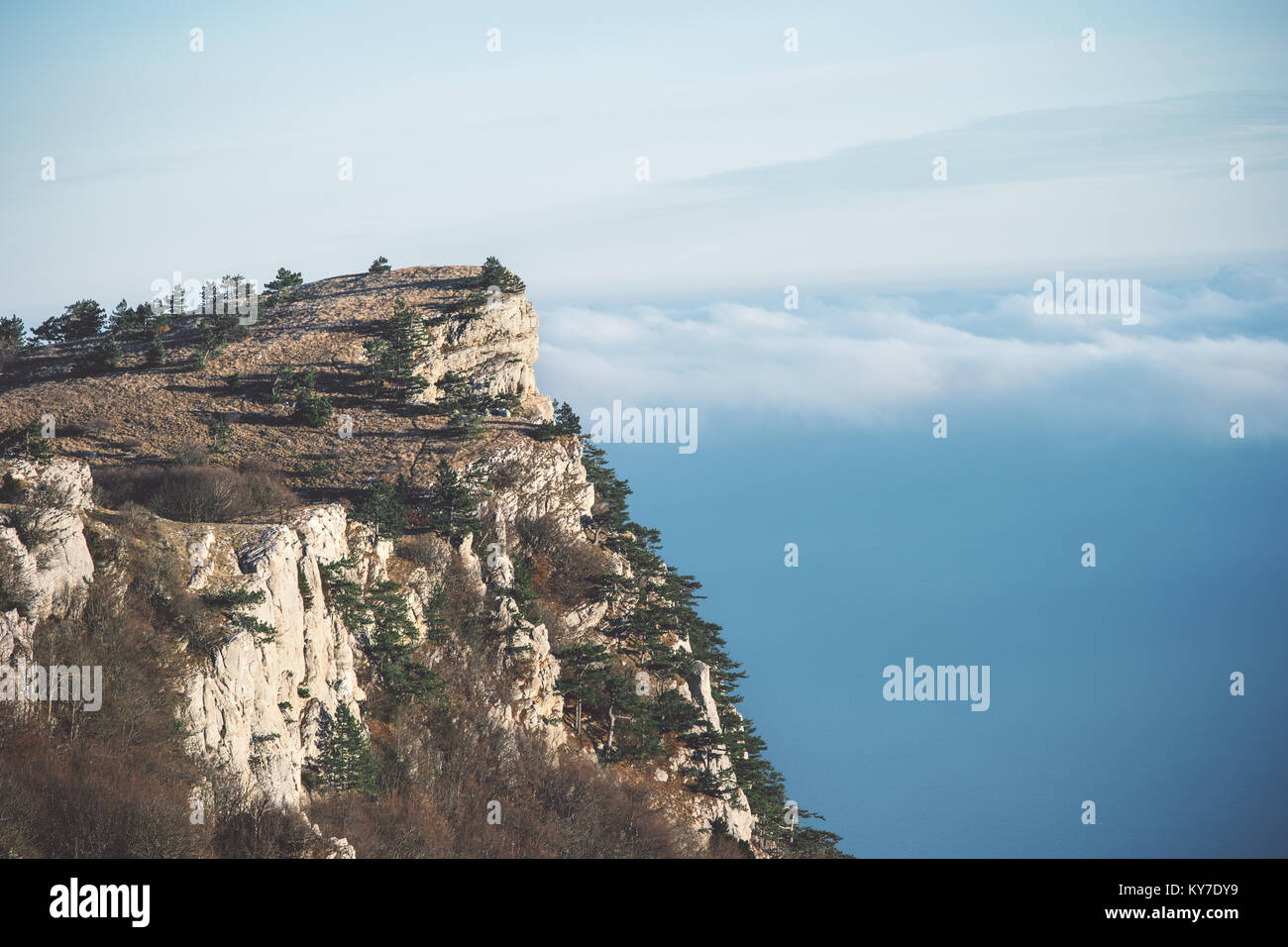 Montagne Rocciose cliff e nuvole paesaggio Travel vista aerea sereno scenario di natura selvaggia Foto Stock