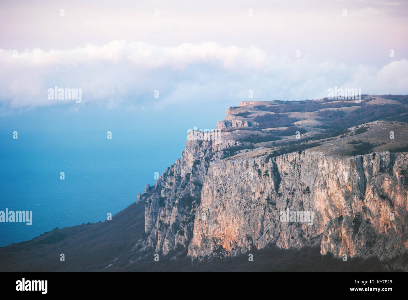Montagne Rocciose cliff e nuvole paesaggio Travel vista aerea sereno scenario di natura selvaggia Foto Stock