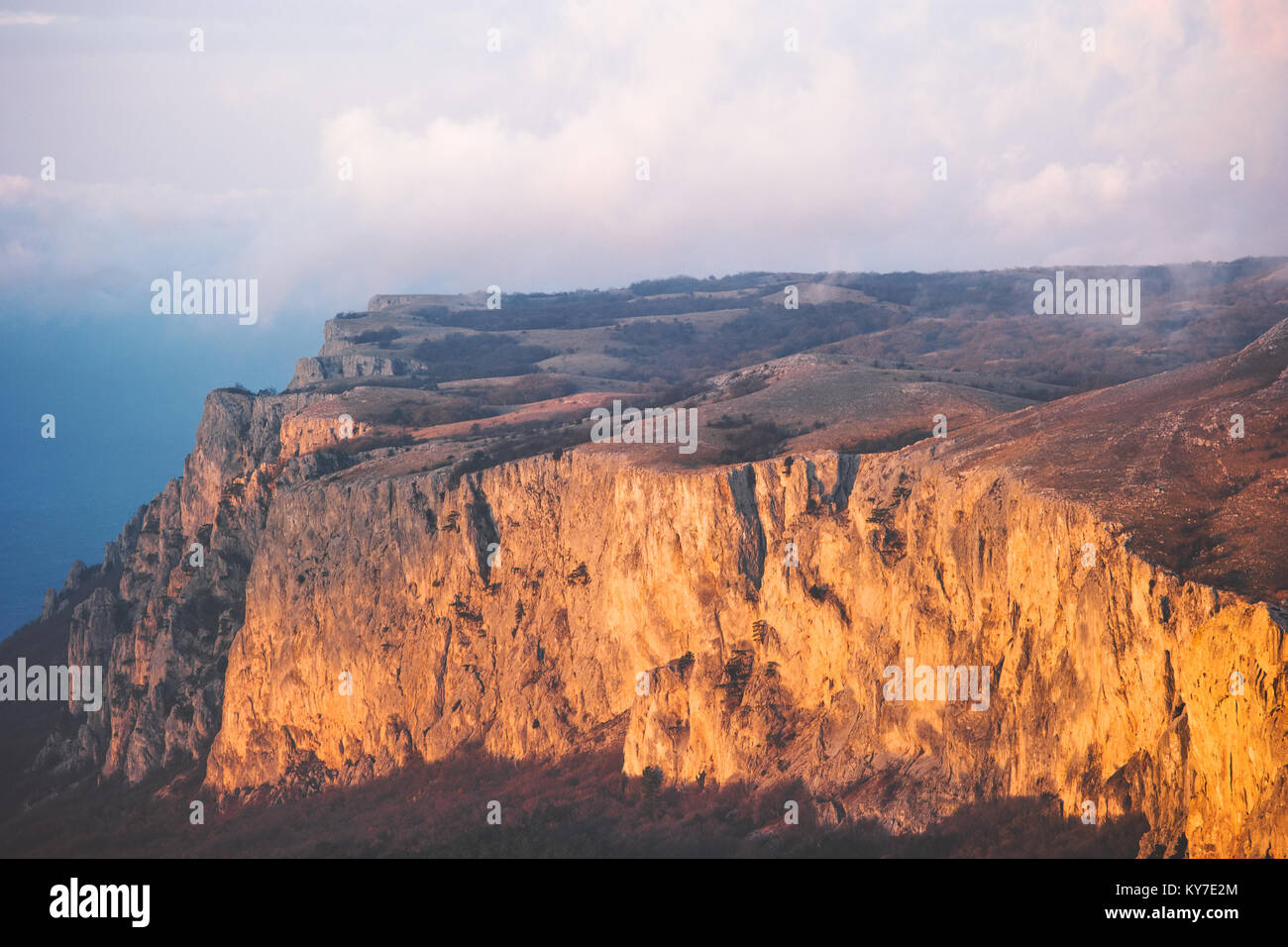 Montagne Rocciose cliff e nuvole tramonto paesaggio Travel vista aerea sereno scenario di natura selvaggia Foto Stock