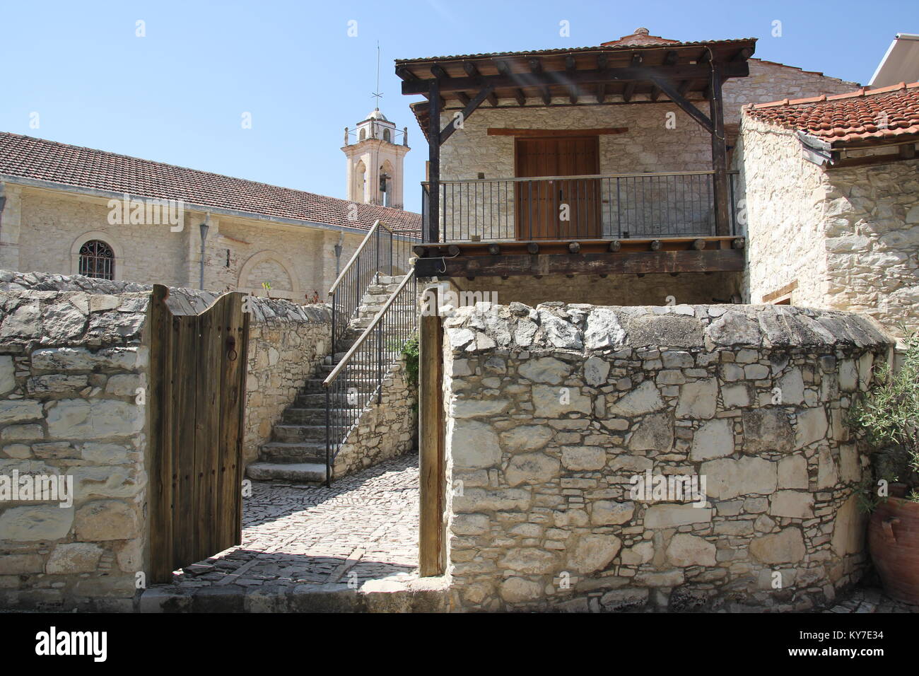 Le vecchie strade tortuose di autentico villaggio cipriota Foto Stock