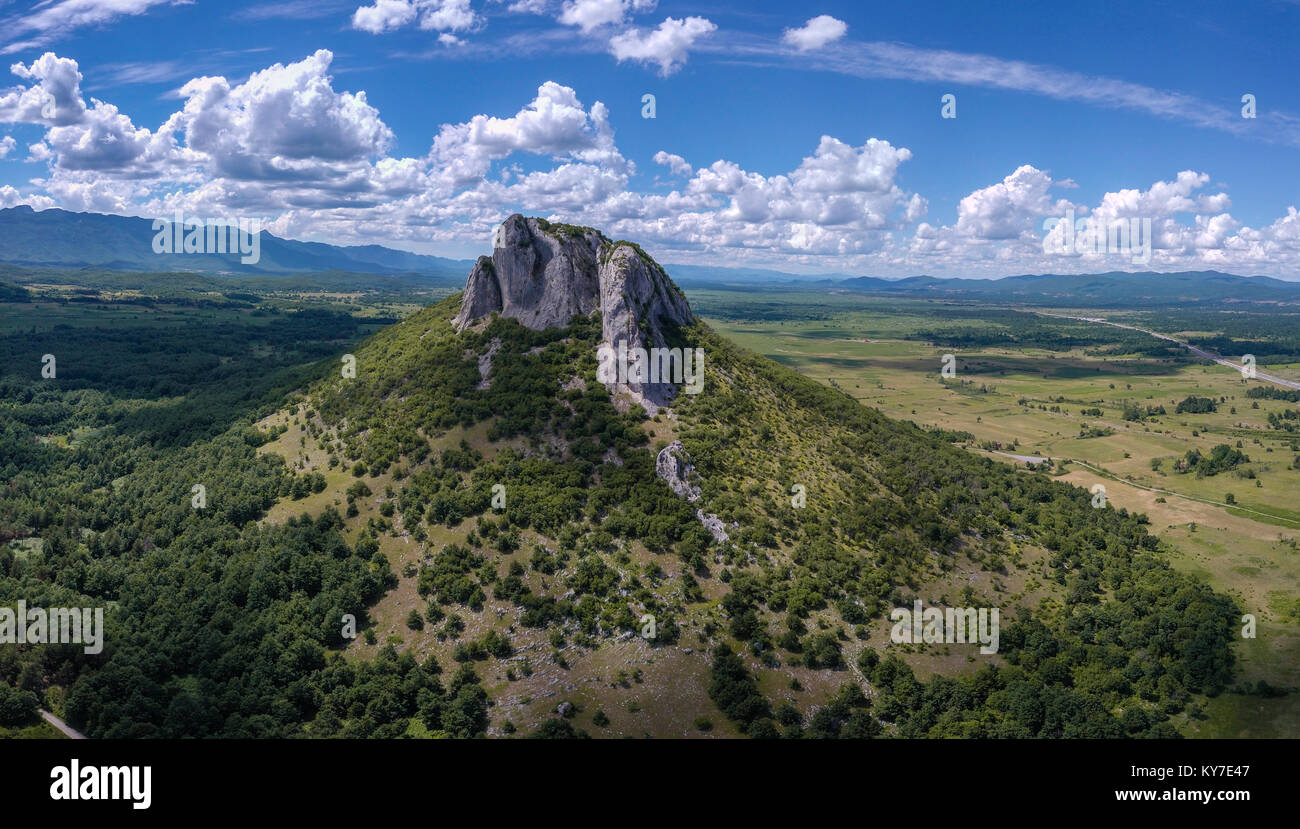 Zir è un residuo di collina su Lika Polje, Croazia Foto Stock