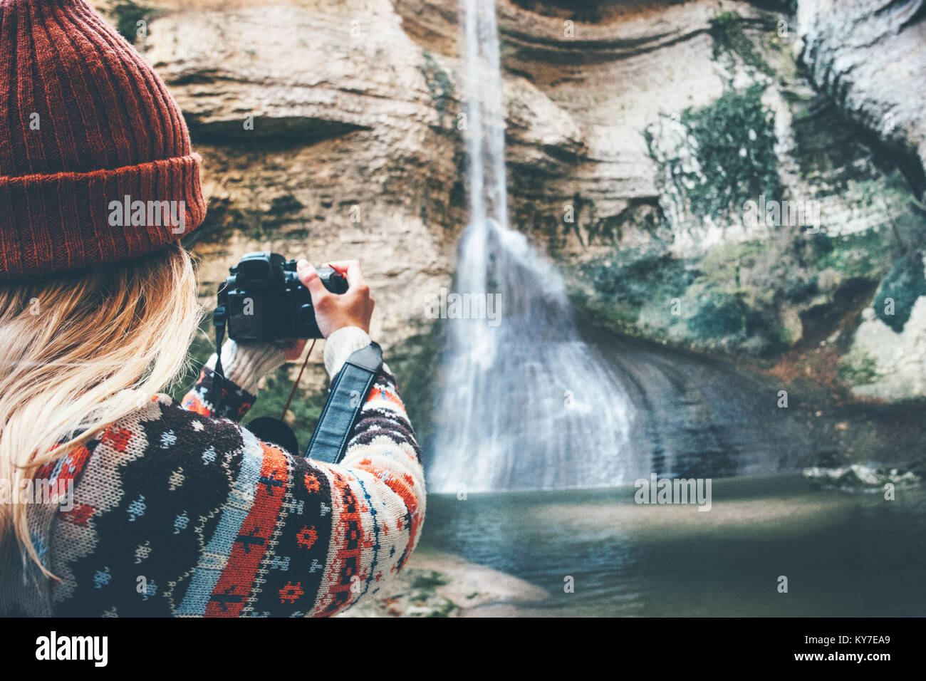 Donna fotografo prendendo foto di cascata lo stile di vita di viaggio adventure concept vacanze attive nel selvaggio in armonia con la natura Foto Stock