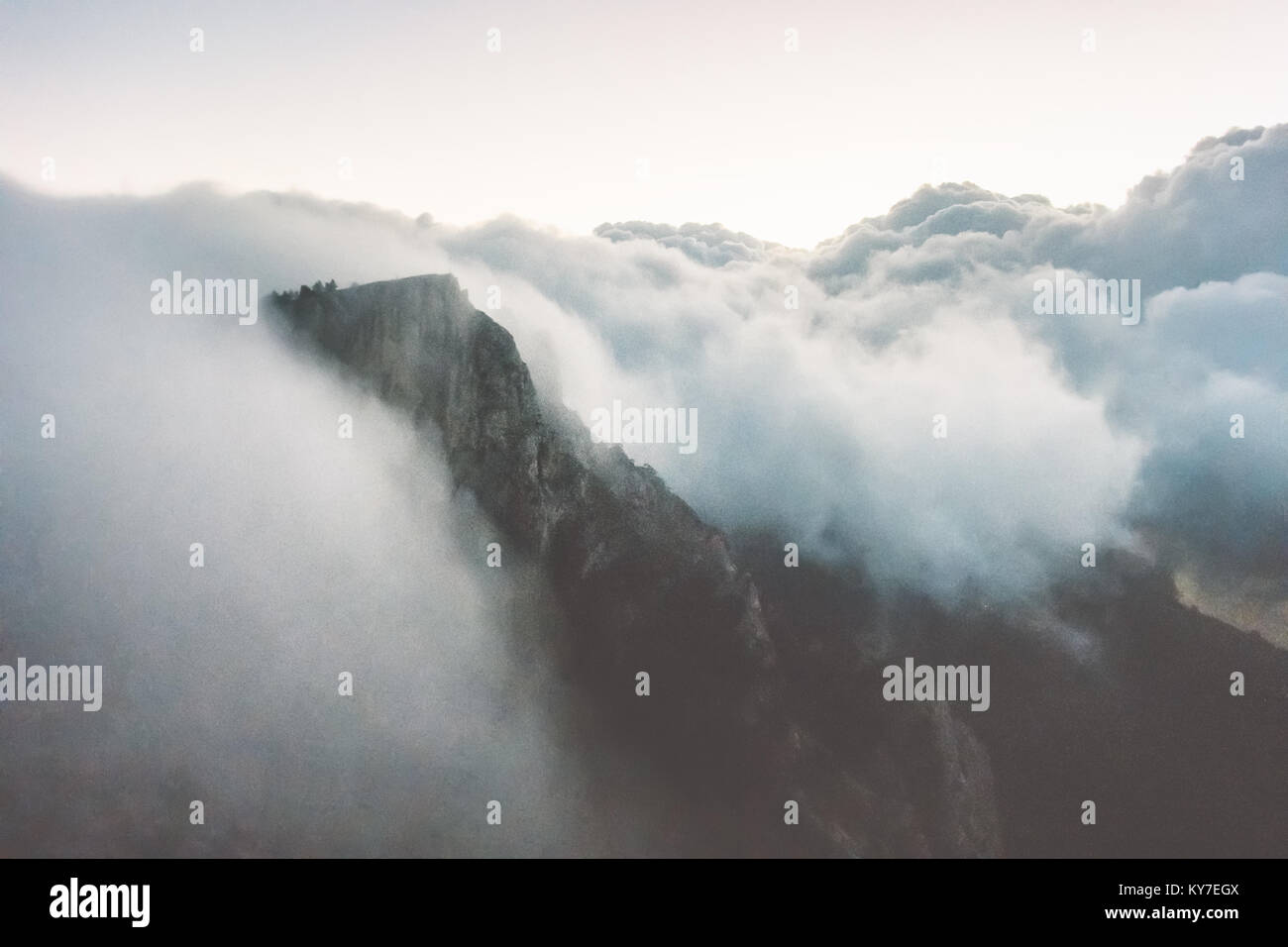 Montagne Rocciose cliff e nuvole tempesta viaggi paesaggio vista aerea sereno scenario di natura selvaggia Foto Stock