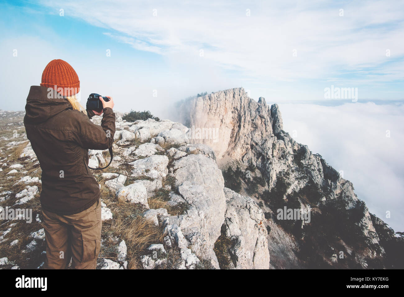 Donna fotografo prendendo foto del paesaggio delle montagne sullo sfondo stile di vita viaggio avventura concetto vacanze outdoor Foto Stock